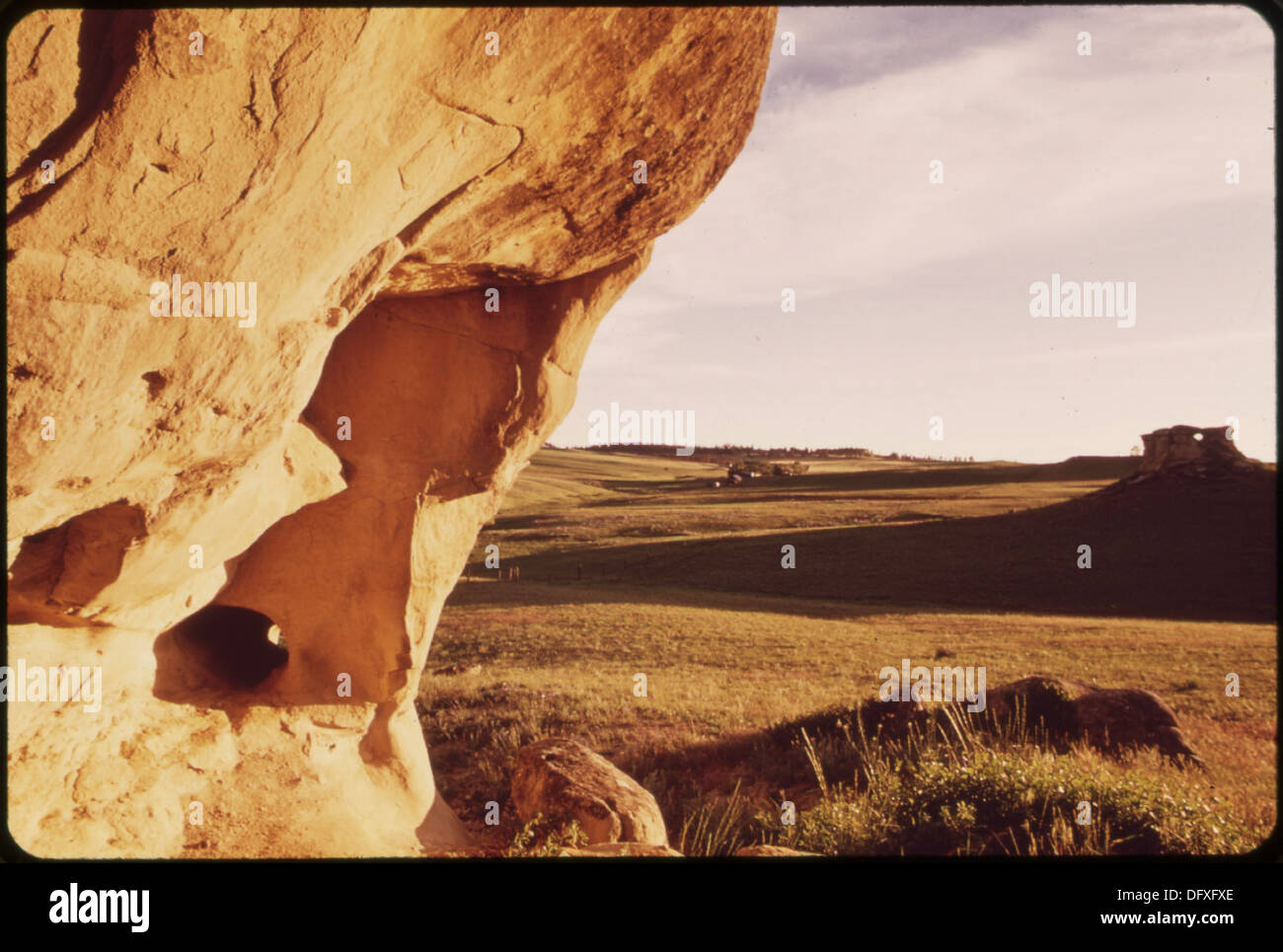 Le ranch Bud Redding, capturé au coucher du soleil, est situé dans une zone menacée par l'expansion des opérations minières à ciel ouvert. L'image contraste la vie paisible du ranch avec l'activité industrielle qui empiète. Banque D'Images
