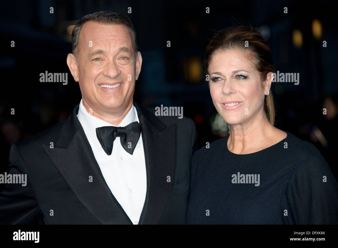 Les acteurs américains Tom Hanks et Rita Wilson arrivent pour le BFI London Film Festival première européenne du Capitaine Phillips. Banque D'Images