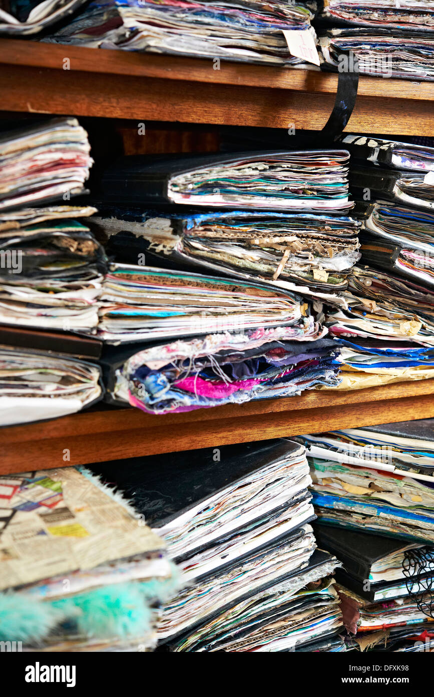 Une pile de livres de rebut, décoré de tampons,croquis art avec texte et couleur, couleur, plein à craquer Banque D'Images