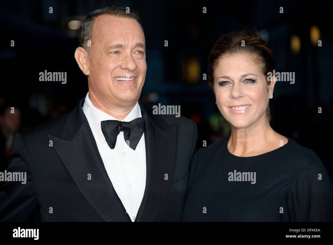 Les acteurs américains Tom Hanks et Rita Wilson arrivent pour le BFI London Film Festival première européenne du Capitaine Phillips. Banque D'Images