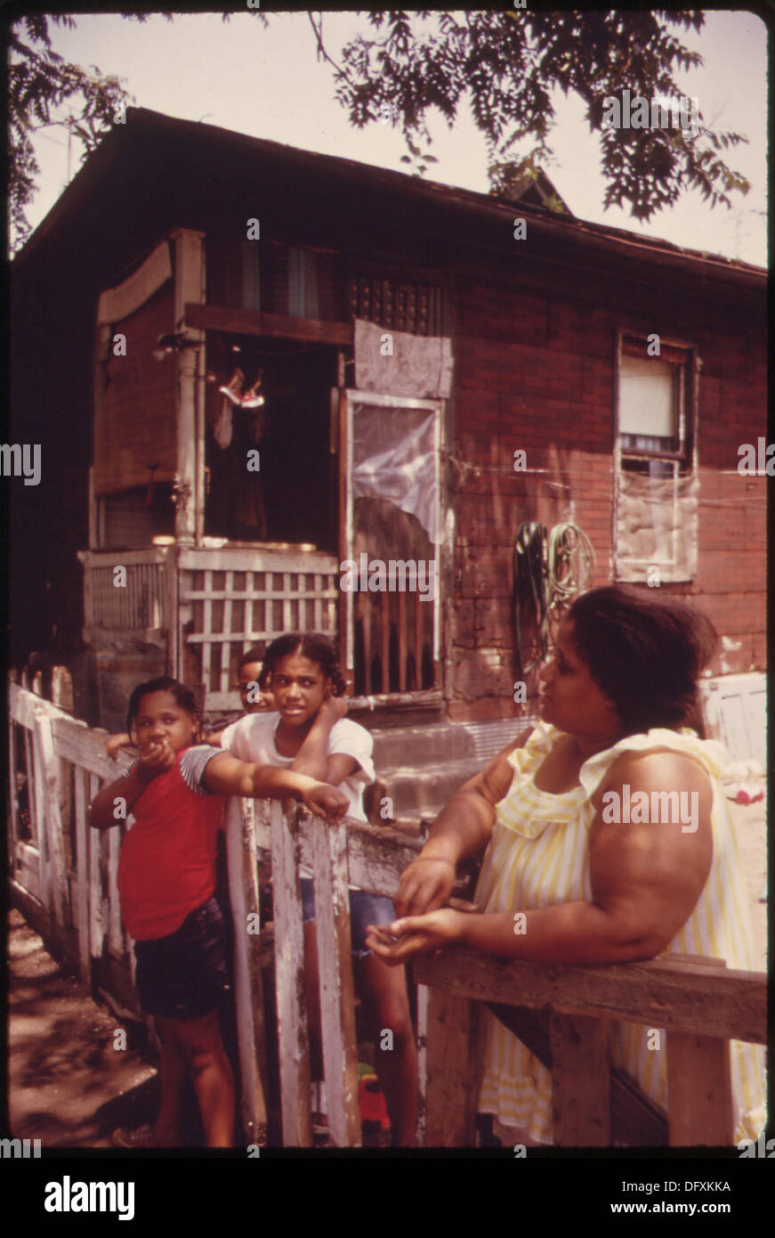 Une maison de qualité inférieure dans la section Triangle d'une ville doit être démolie dans le cadre d'un programme de rénovation urbaine visant à améliorer les conditions de vie dans la région. Banque D'Images