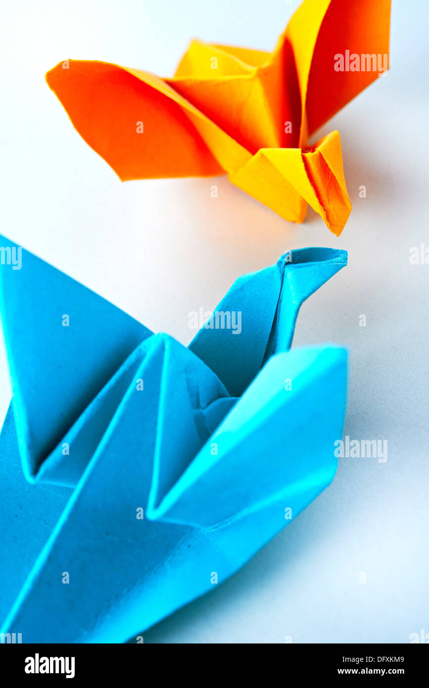Deux oiseaux Origami fabriqués à partir de papier de couleur lumineux Banque D'Images