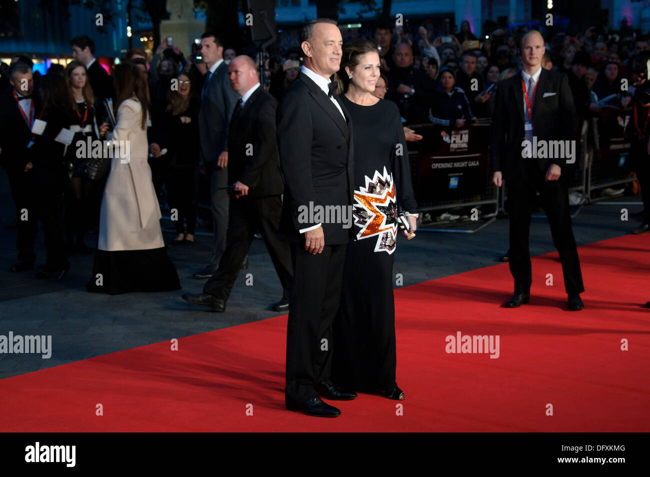 Les acteurs américains Tom Hanks et Rita Wilson arrivent pour le BFI London Film Festival première européenne du Capitaine Phillips. Banque D'Images