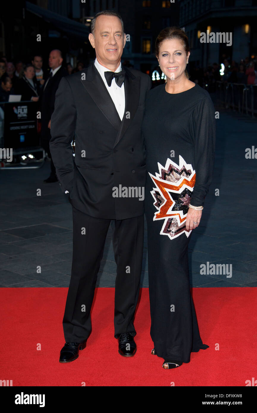 Les acteurs américains Tom Hanks et Rita Wilson arrivent pour le BFI London Film Festival première européenne du Capitaine Phillips. Banque D'Images