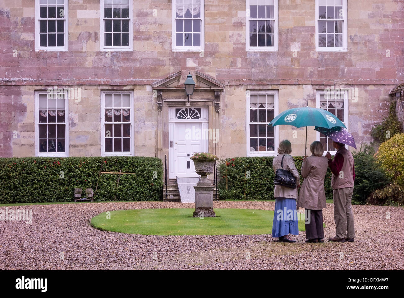 Arundells House, résidence de Sir Edward Heath, personnes regardant sous la pluie, Salisbury, Wiltshire, Angleterre, Royaume-Uni. L'Europe Banque D'Images