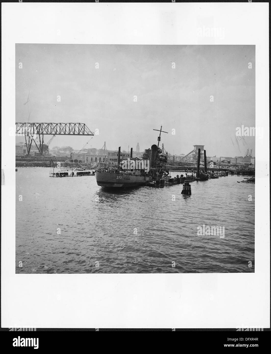 Une photographie montrant l'épave de l'USS Shaw, qui a été endommagée lors de l'attaque de Pearl Harbor, mettant en évidence les destructions auxquelles l'US Navy a été confrontée. Banque D'Images