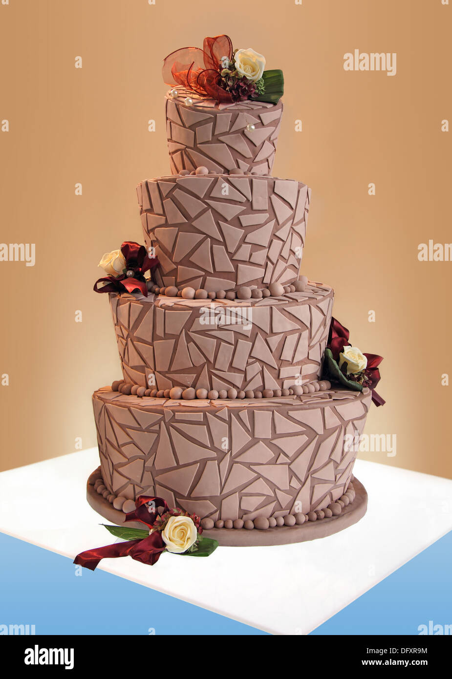 Grand gâteau de mariage décoré de fleurs Banque D'Images
