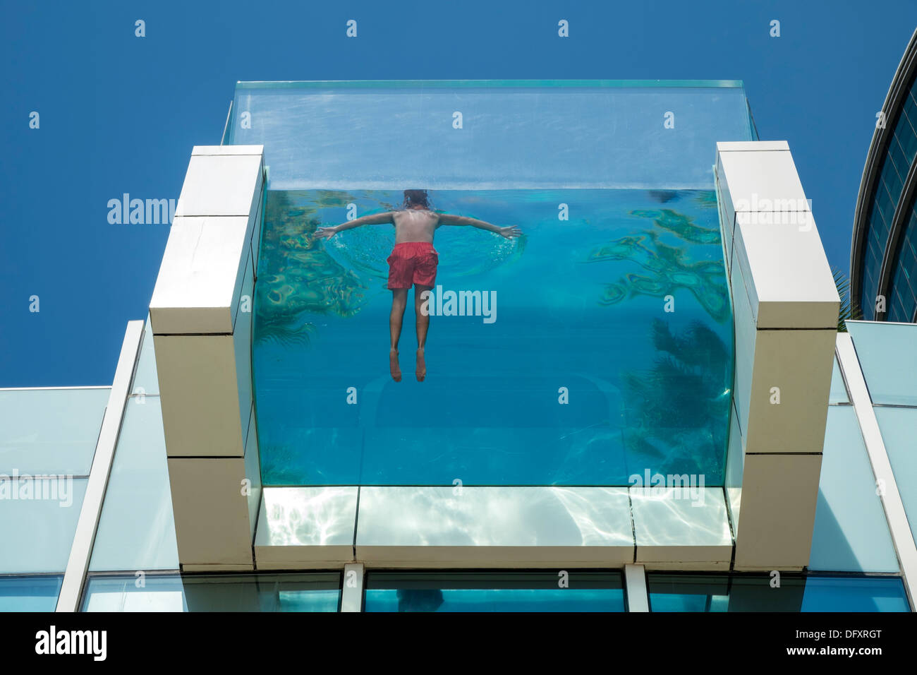 Paroi de verre de la piscine d'hôtel InterContinental Festival City à Dubaï Émirats Arabes Unis Banque D'Images