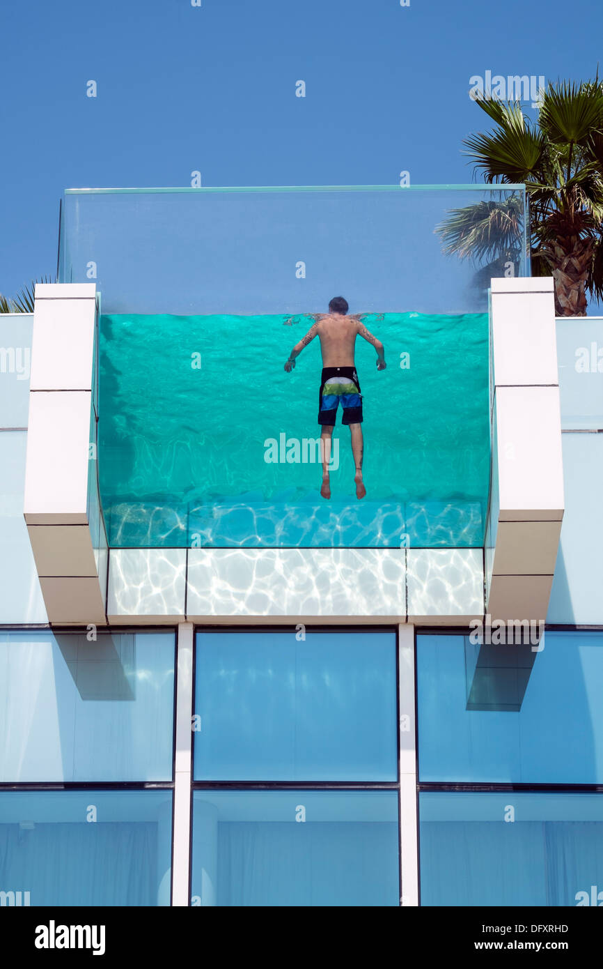 Paroi de verre de la piscine d'hôtel InterContinental Festival City à Dubaï Émirats Arabes Unis Banque D'Images
