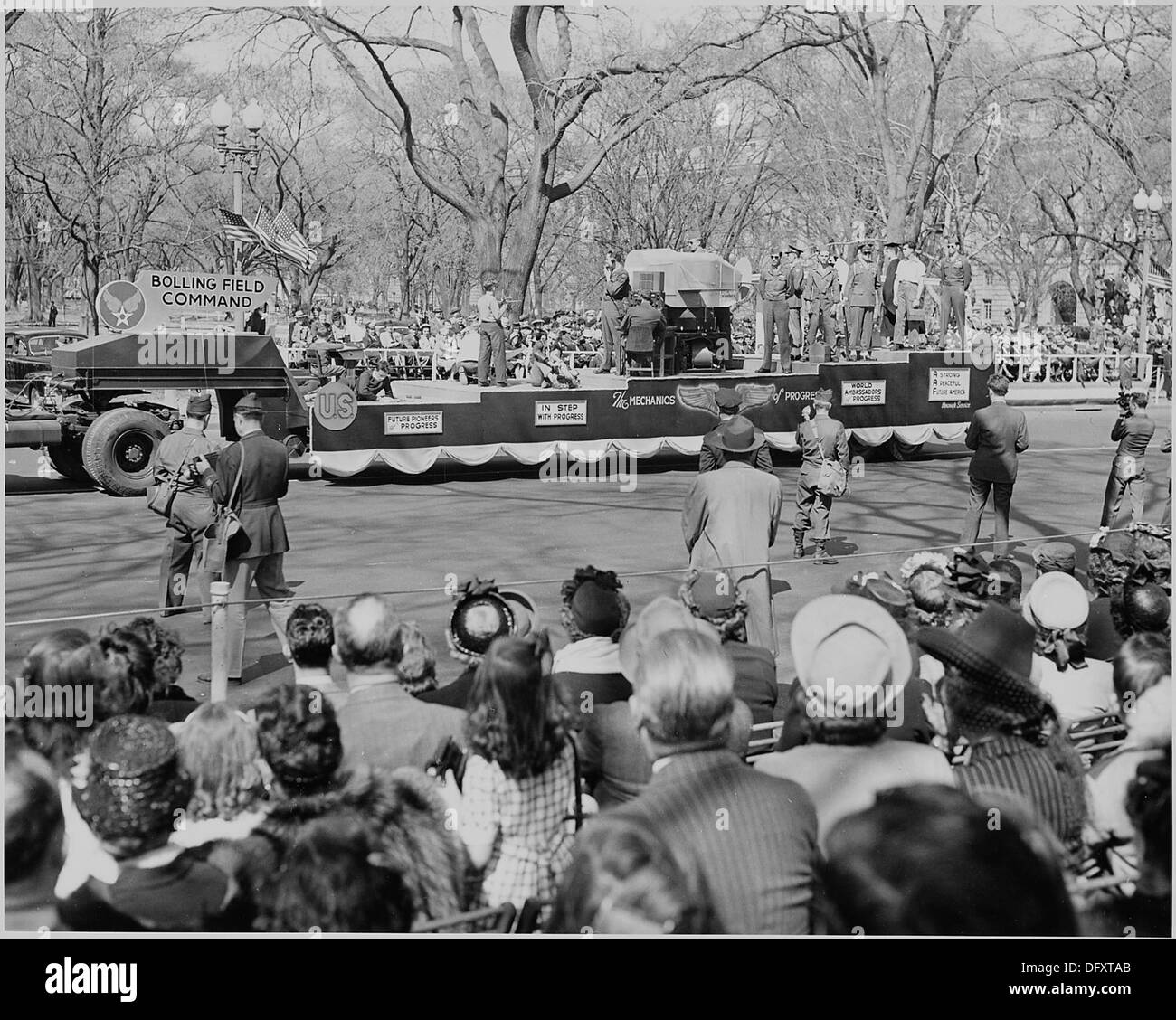 Le président Truman assiste au défilé du jour de l'armée à Washington, D. C. Cette vue est de la parade. 199611 Banque D'Images