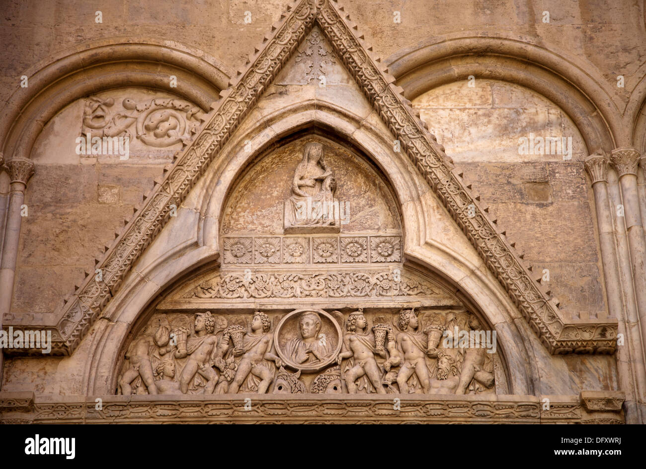 Fronton porte de pierre détaillées sur le côté de la cathédrale de Cagliari  Via Fossario à Cagliari - Sardaigne Photo Stock - Alamy