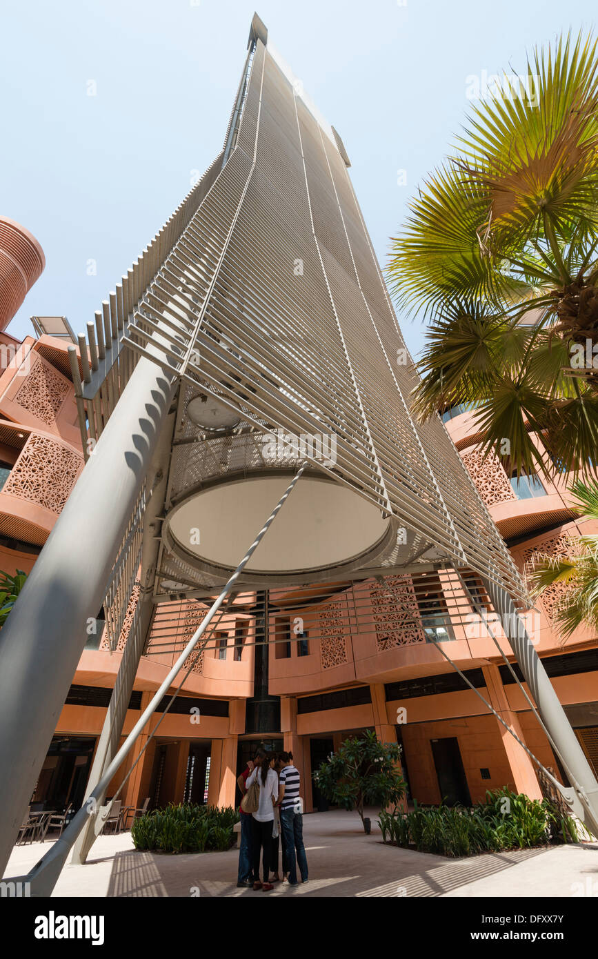 Tour éolienne fournissant de l'air frais dans la cour intérieure à l'Institut de la science et de la technologie à Masdar City Abu Dhabi Emirats Arabes Unis Banque D'Images