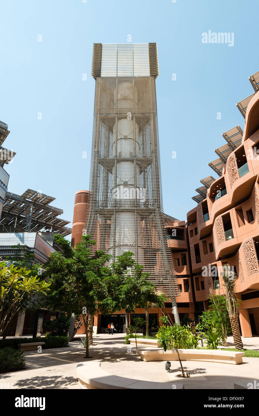 Tour éolienne fournissant de l'air frais dans la cour intérieure à l'Institut de la science et de la technologie à Masdar City Abu Dhabi Emirats Arabes Unis Banque D'Images