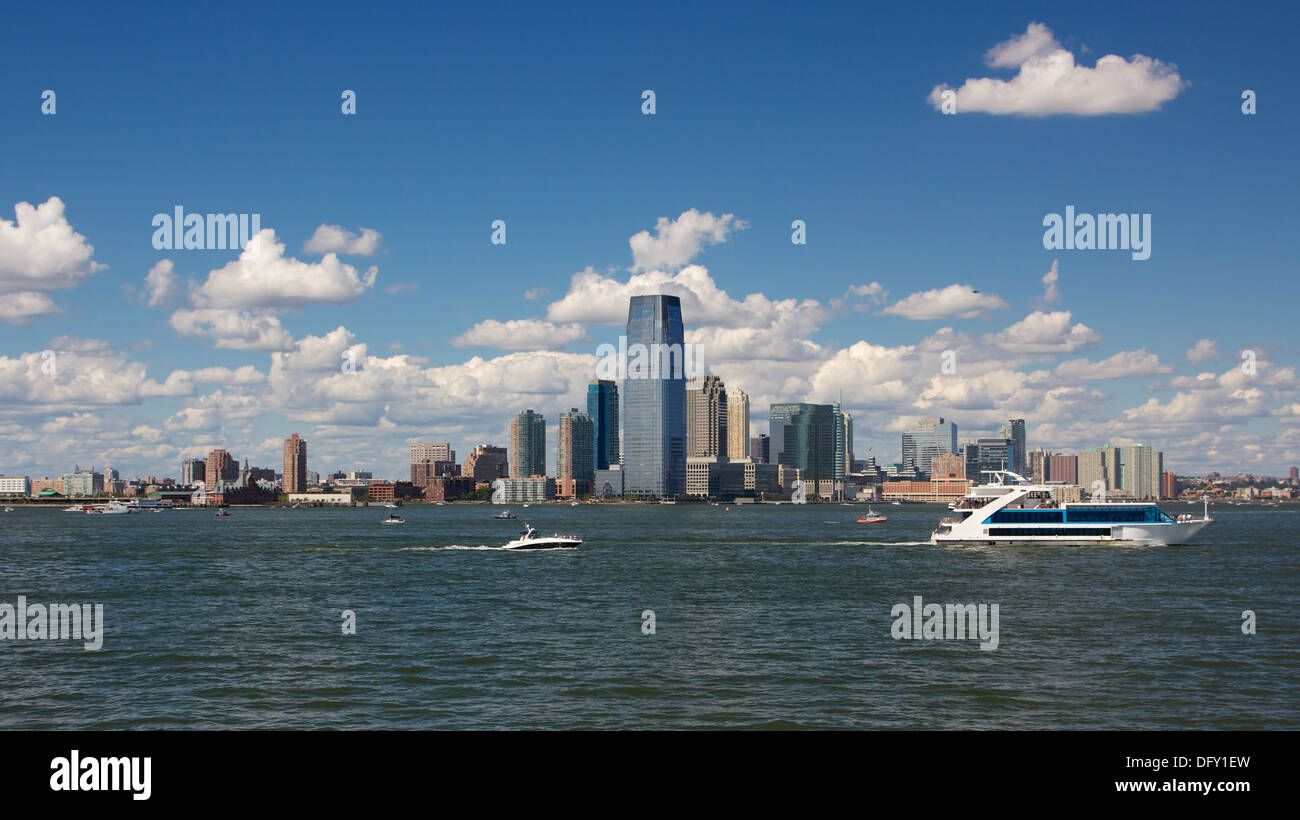 Toits de Jersey City, NJ comme vu à partir d'un bateau dans le port de New York. Banque D'Images