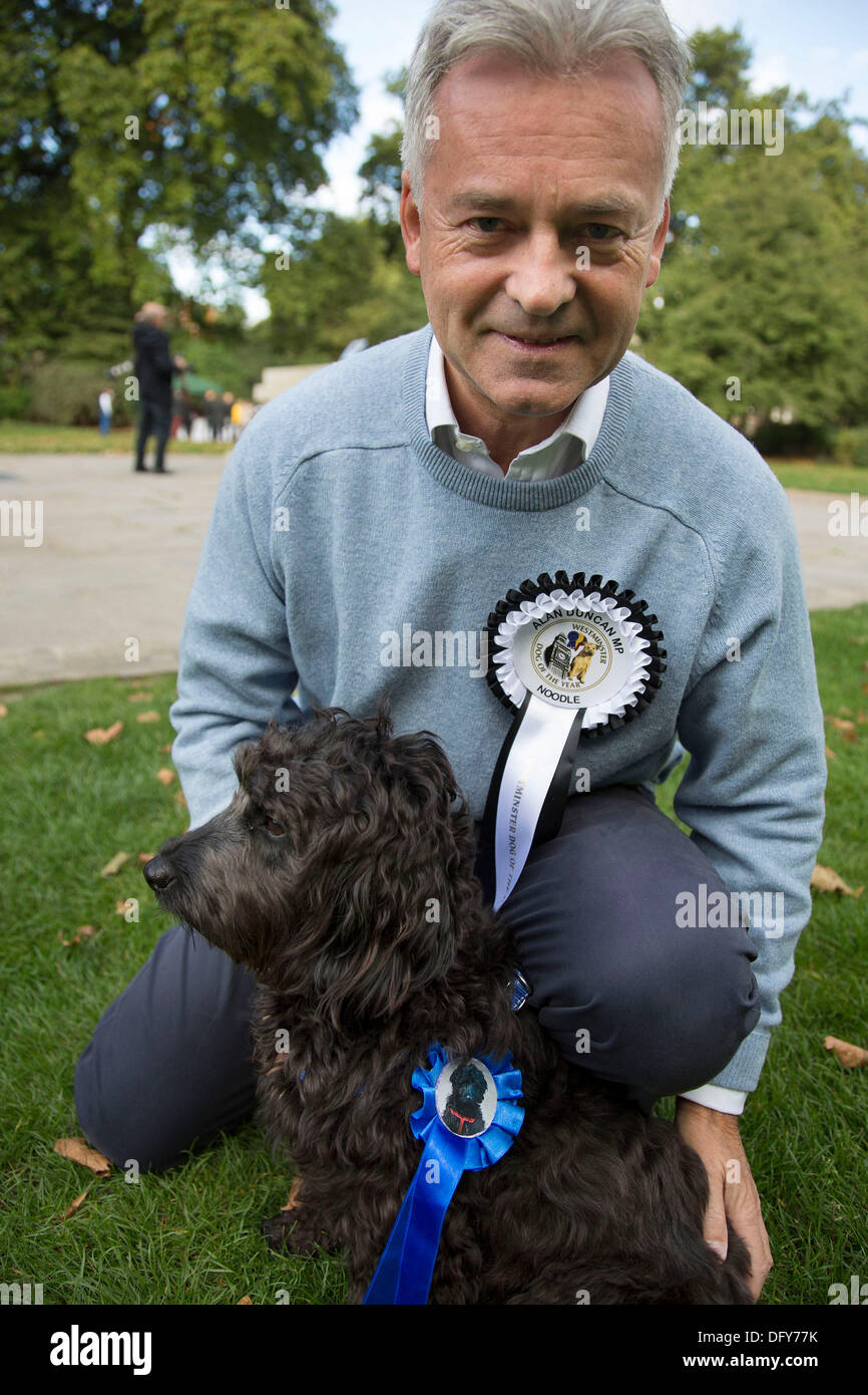 Londres, Royaume-Uni. Jeudi 10 octobre 2013. Le gagnant Alan Duncan MP et de nouilles, un Cocker caniche / Croix. Les députés et leurs chiens en compétition dans la Westminster Dog de l'année concurrence célèbre le lien unique entre l'homme et le chien - et vise à favoriser la gestion responsable des propriétaires de chiens. Crédit : Michael Kemp/Alamy Live News Banque D'Images