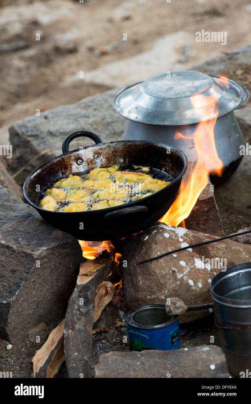 La cuisine frite chili battues dans la rue dans un village de l'Inde rurale. L'Andhra Pradesh, Inde Banque D'Images