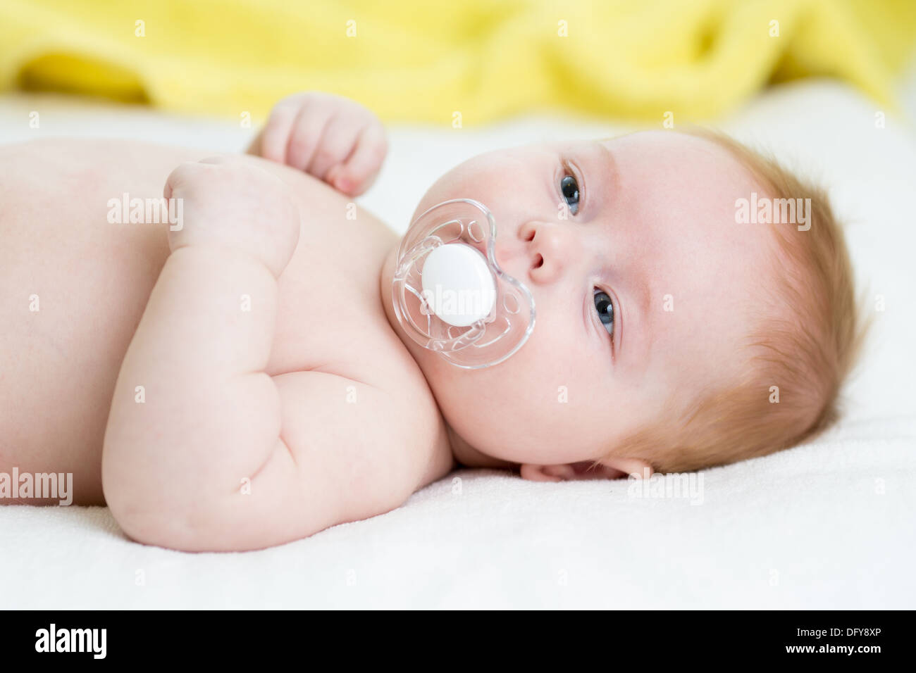 Mignon Bebe Garcon Couche Avec Dummy Photo Stock Alamy Mignon Bebe Garcon Couche Avec Dummy Photo Stock Alamy