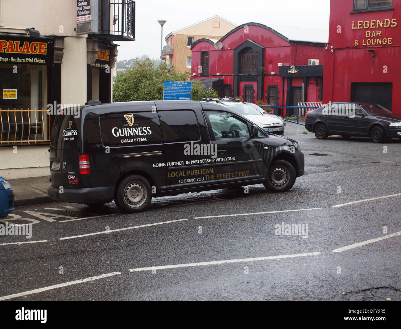 L'équipe de qualité commerciale Guinness van Volkswagen garée dehors Treacy's hotel à Tinghir, dans le comté de Wexford, Irlande. Banque D'Images