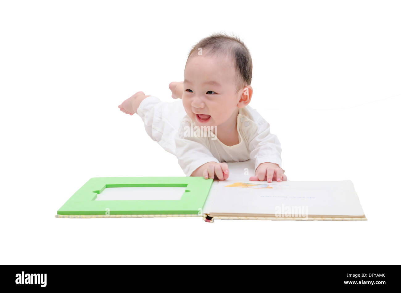 Mignon bébé lire un livre sur fond blanc Banque D'Images