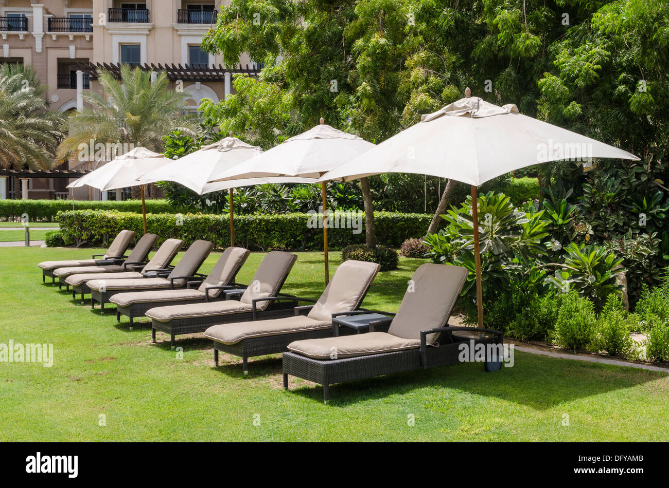 Des chaises longues avec parasols à l'hôtel Westin Dubai Mina Seyahi Beach Resort Hotel, Dubai Banque D'Images