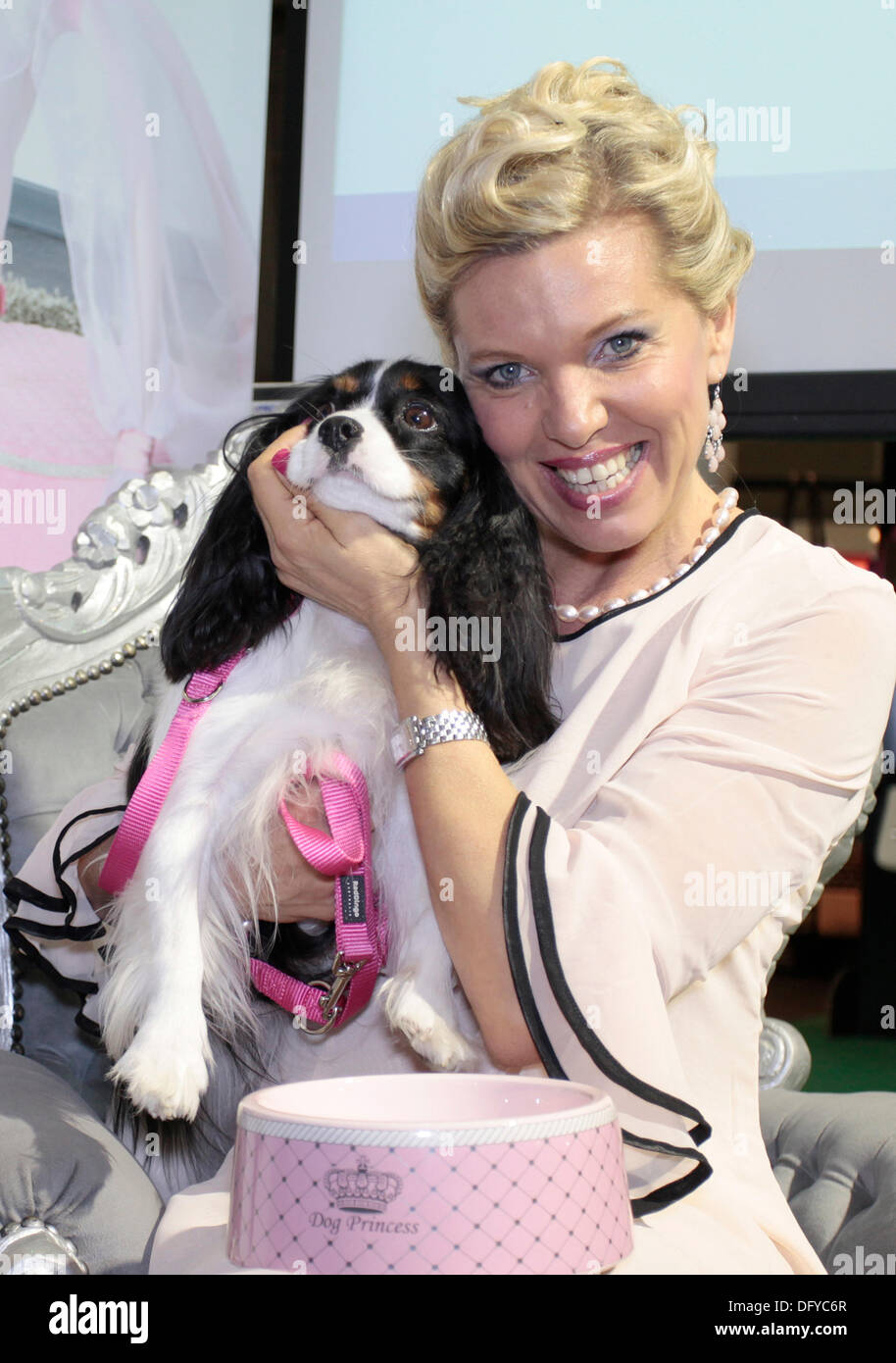 Barcelone, Espagne - 10 OCTOBRE : Maja Princesse de Hohenzollern pose pour une photo lors de la présentation de sa collection d'animaux animal pour 'Princes et Princesses' à Barcelone le 10 octobre 2013 à Barcelone, Espagne. La collection s'adresse aux chiens et chats Princes & Princesses et comprend des couvertures, des lits, des coussins, des grottes, cuddly bols, sets de table et des jouets pour chiens et chats ainsi que des laisses, harnais et colliers pour chiens et chats. Photo par Elkin Cabarcas : dpa Crédit photo alliance/Alamy Live News Banque D'Images