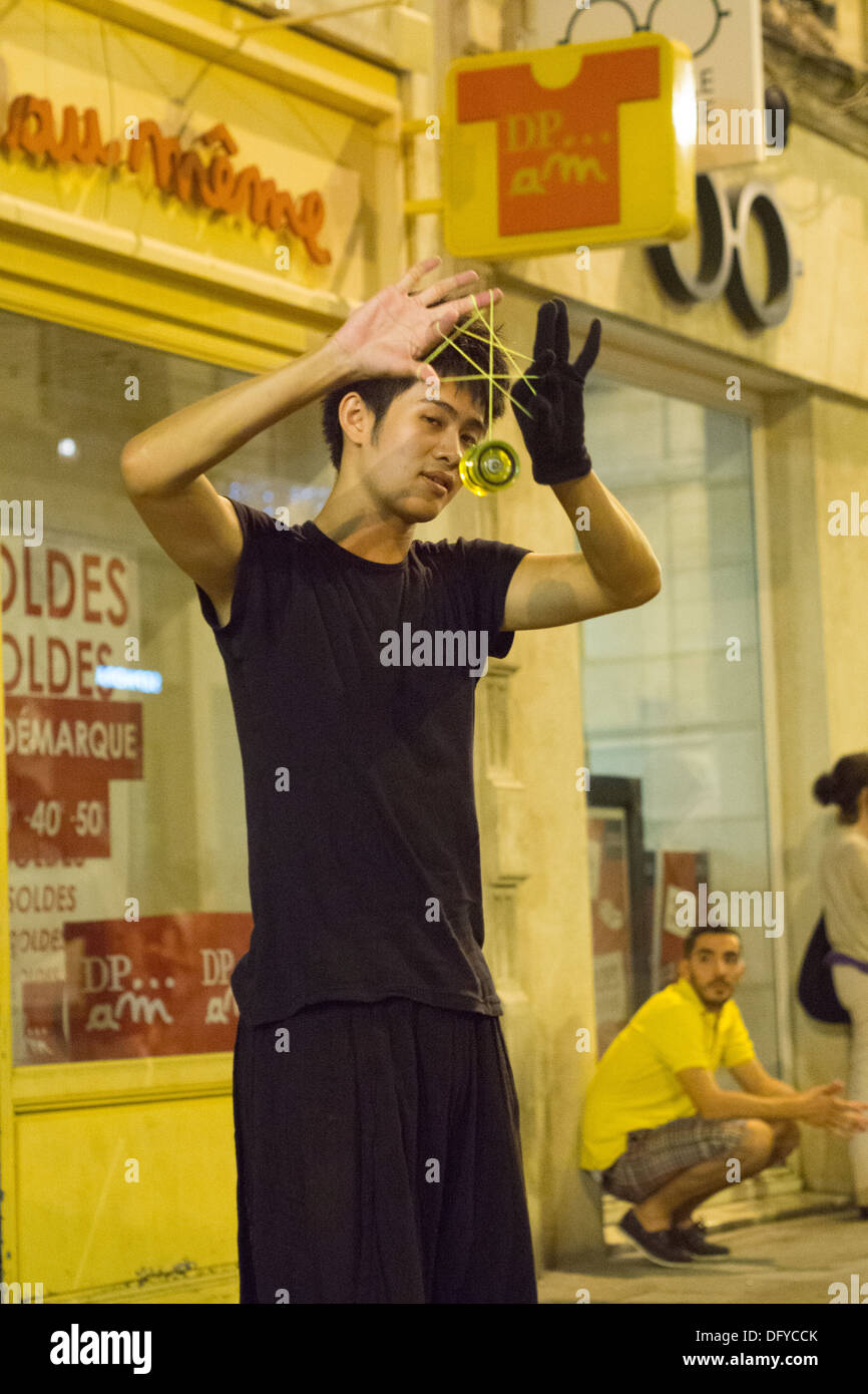 Artiste de rue à Avignon pendant le festival de théâtre 13 juillet, Provence, France Banque D'Images