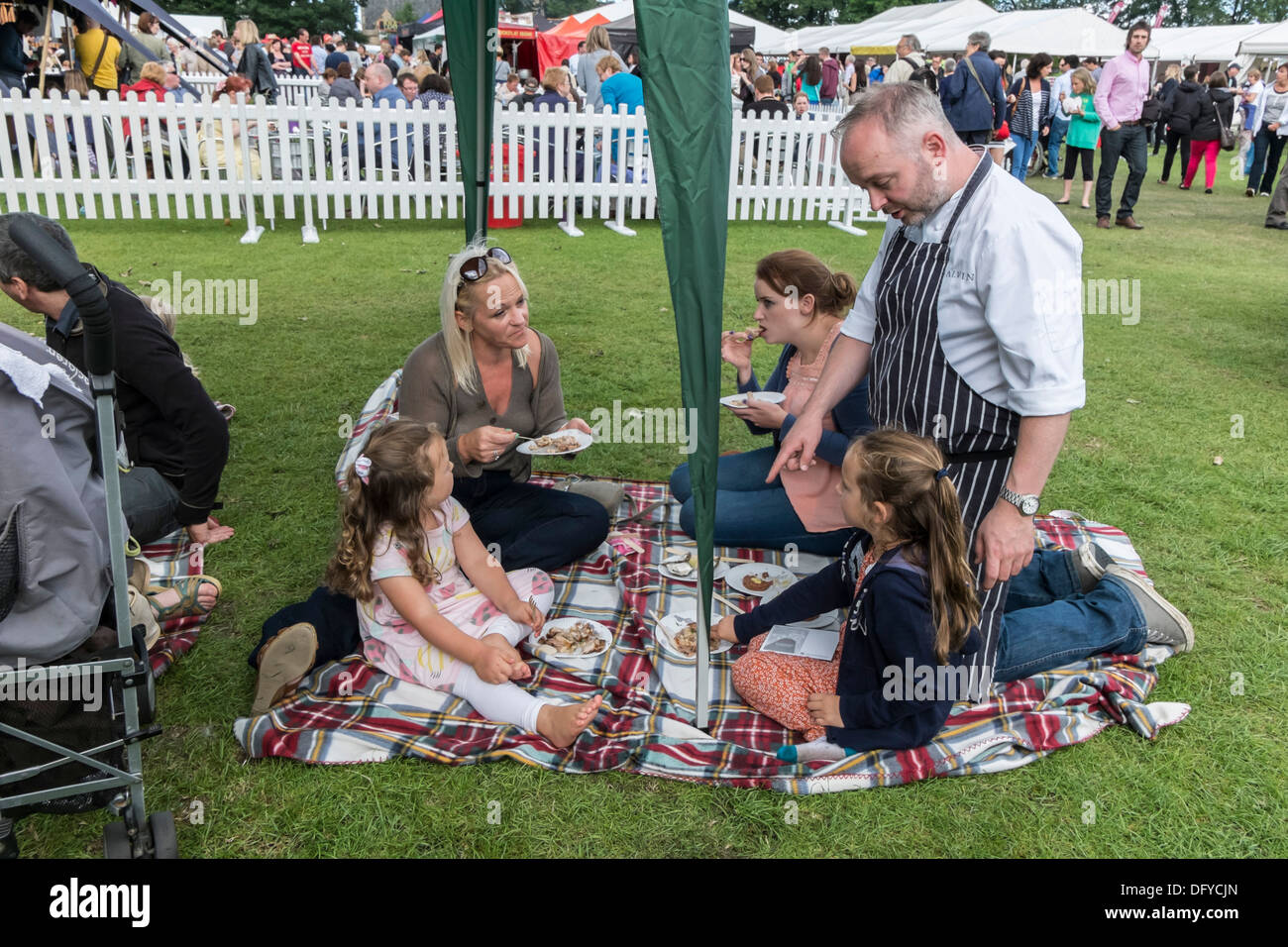 Festival des gourmands, Inverleith Park, Édimbourg, Écosse, événement annuel, août 2013. Galvin, Brasserie, bar à huitres. Chef avec la famille. Banque D'Images
