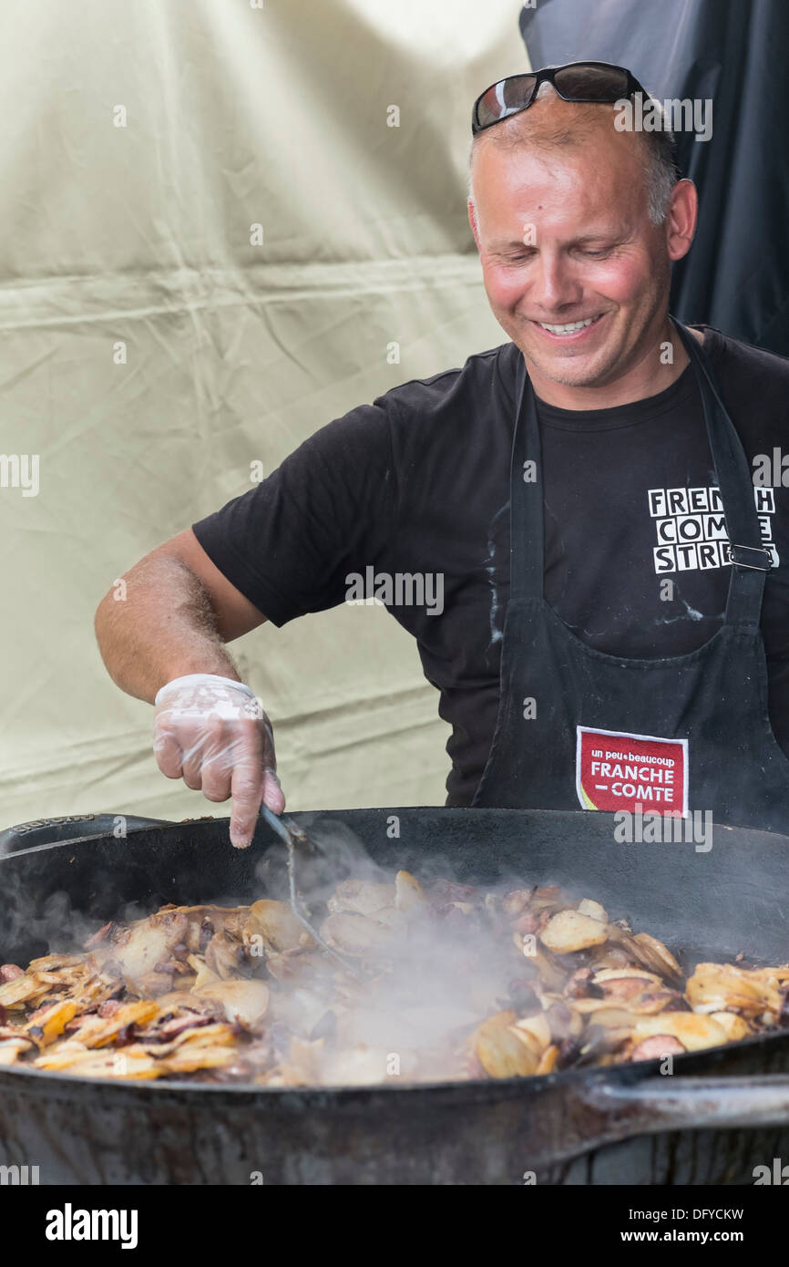 Festival des gourmands, Inverleith Park, Édimbourg, Écosse, événement annuel, août 2013. Franche Comte chef cuisine poelle. Banque D'Images