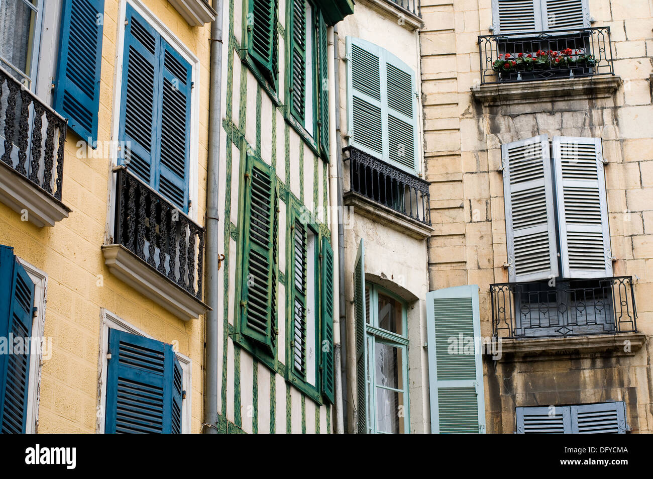 Rue de Bayonne, France. Les stores s'typiquement français Banque D'Images