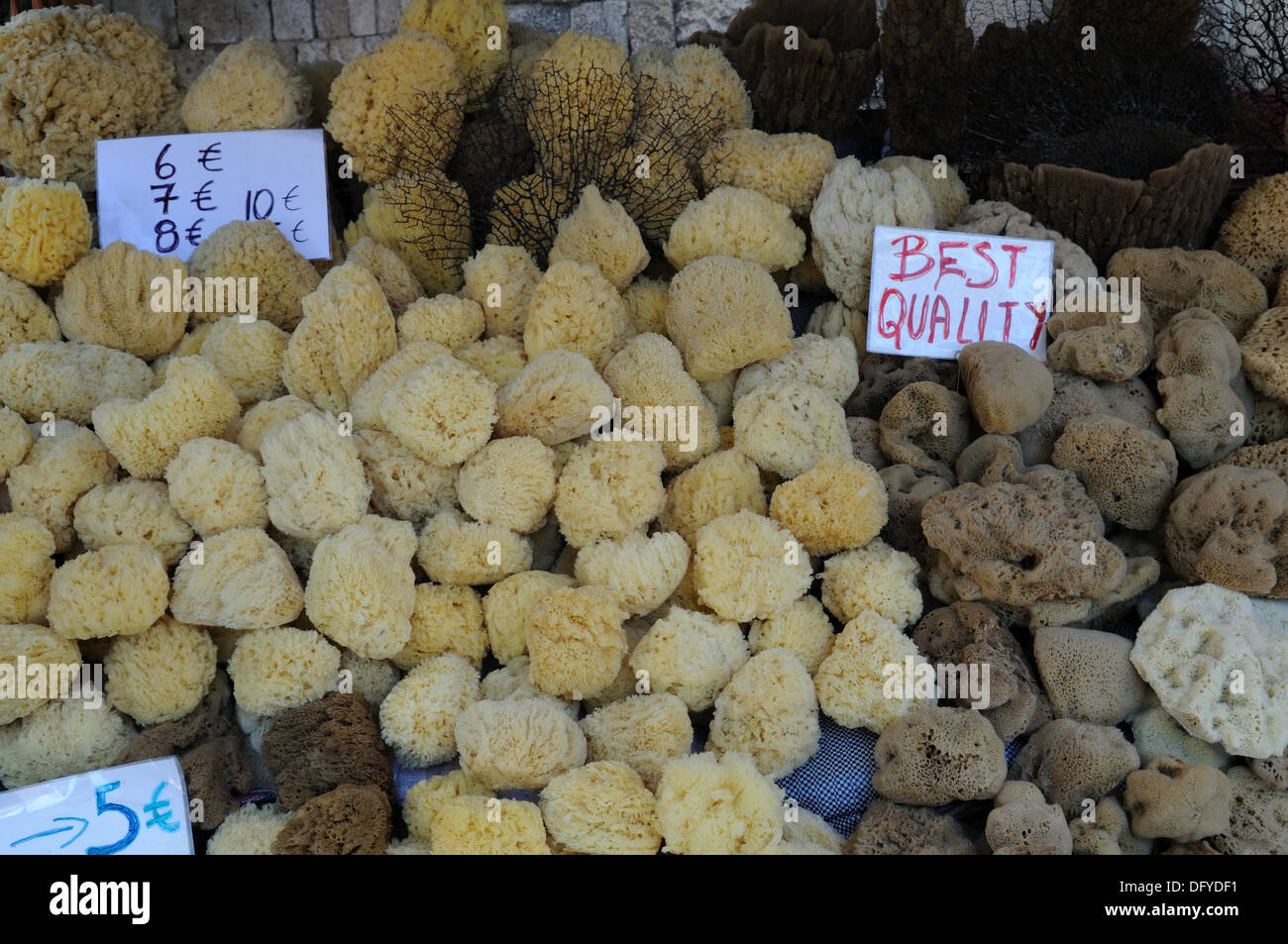 Éponges de mer à vendre dans un marché de la vieille ville de Rhodes, Grèce Banque D'Images