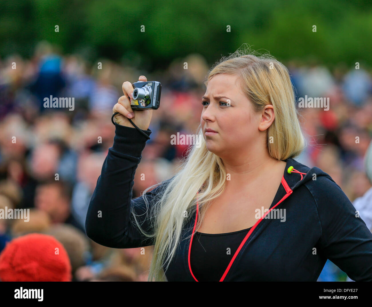 Prendre des photos pendant un concert dans le parc, "des monstres et des hommes", Reykjavik, Islande Banque D'Images