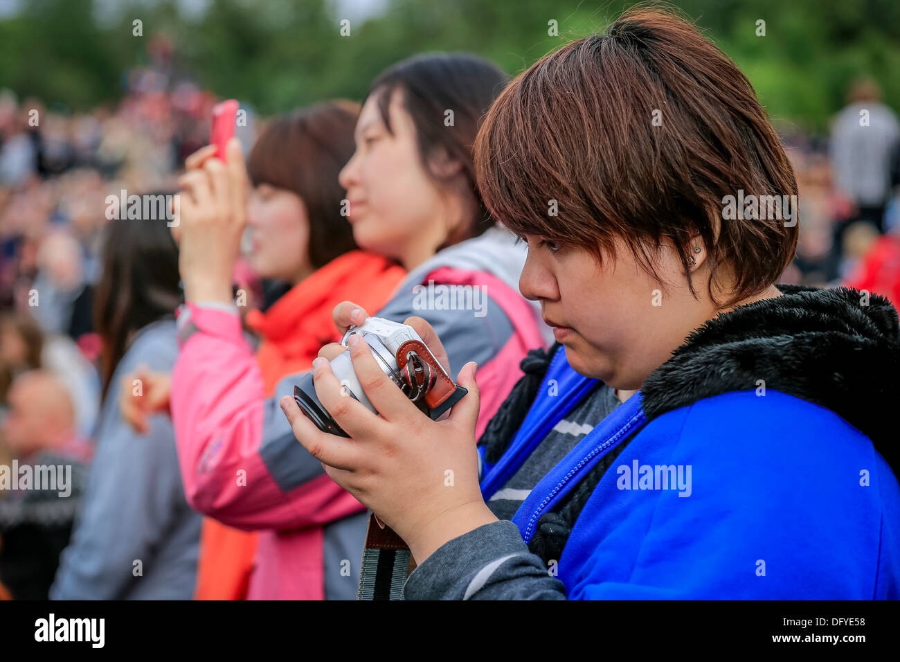 Prendre des photos pendant un concert dans le parc, "des monstres et des hommes", Reykjavik, Islande Banque D'Images