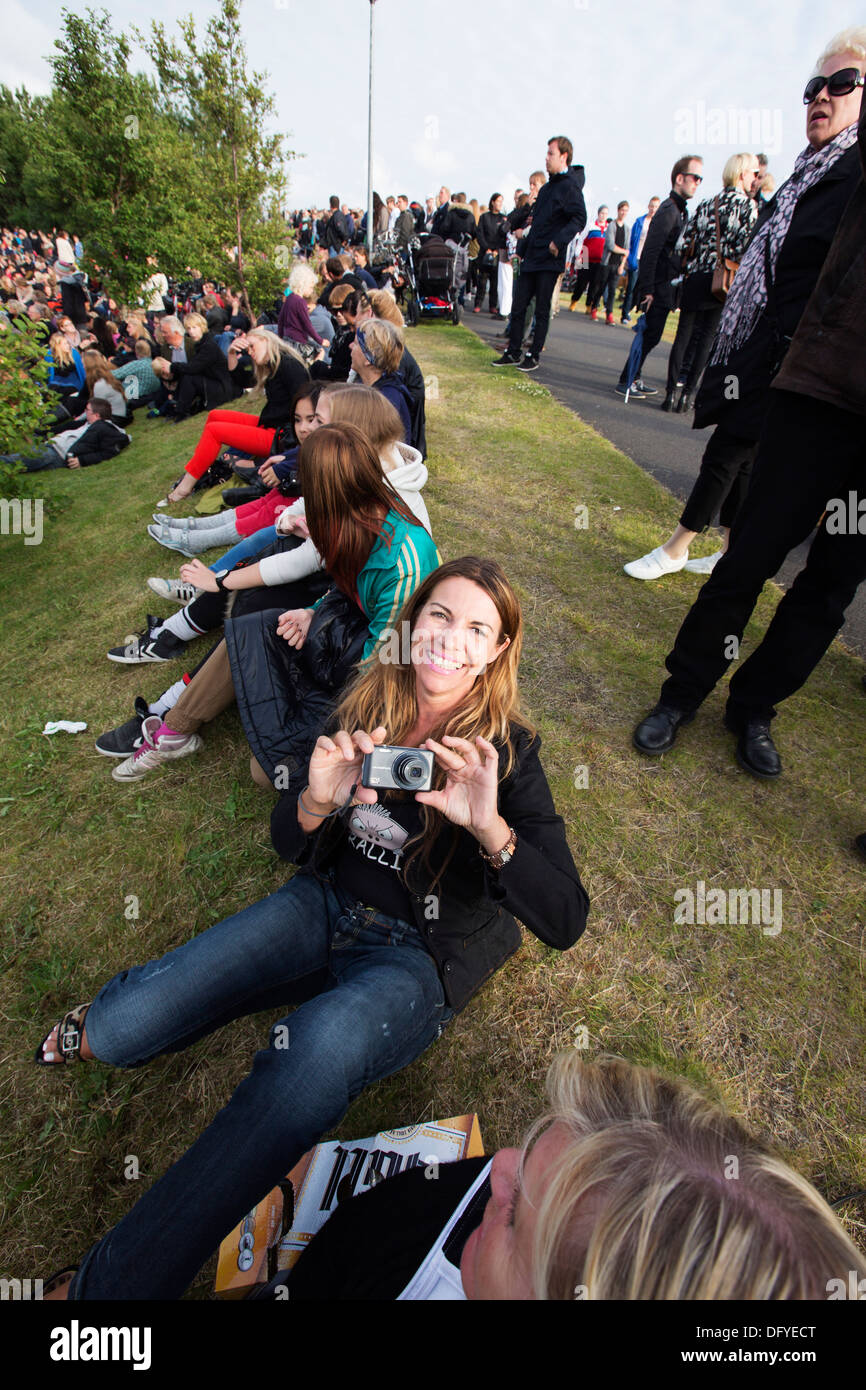 Prendre des photos pendant un concert dans le parc, "des monstres et des hommes", Reykjavik, Islande Banque D'Images