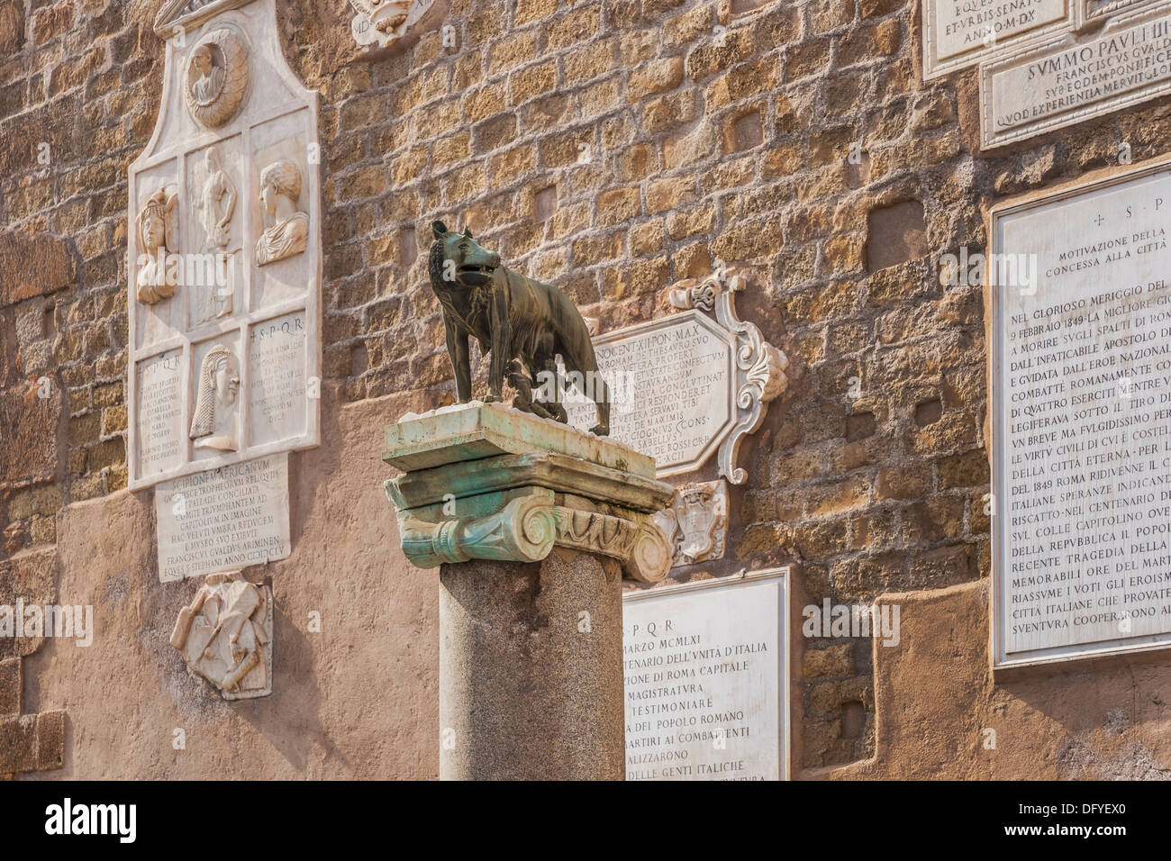 La Statue de Trajan Wolf (Lupa Capitolina) est un personnage de loup. Le loup est téter Romulus et Remus, Rome, Italie, Europe Banque D'Images