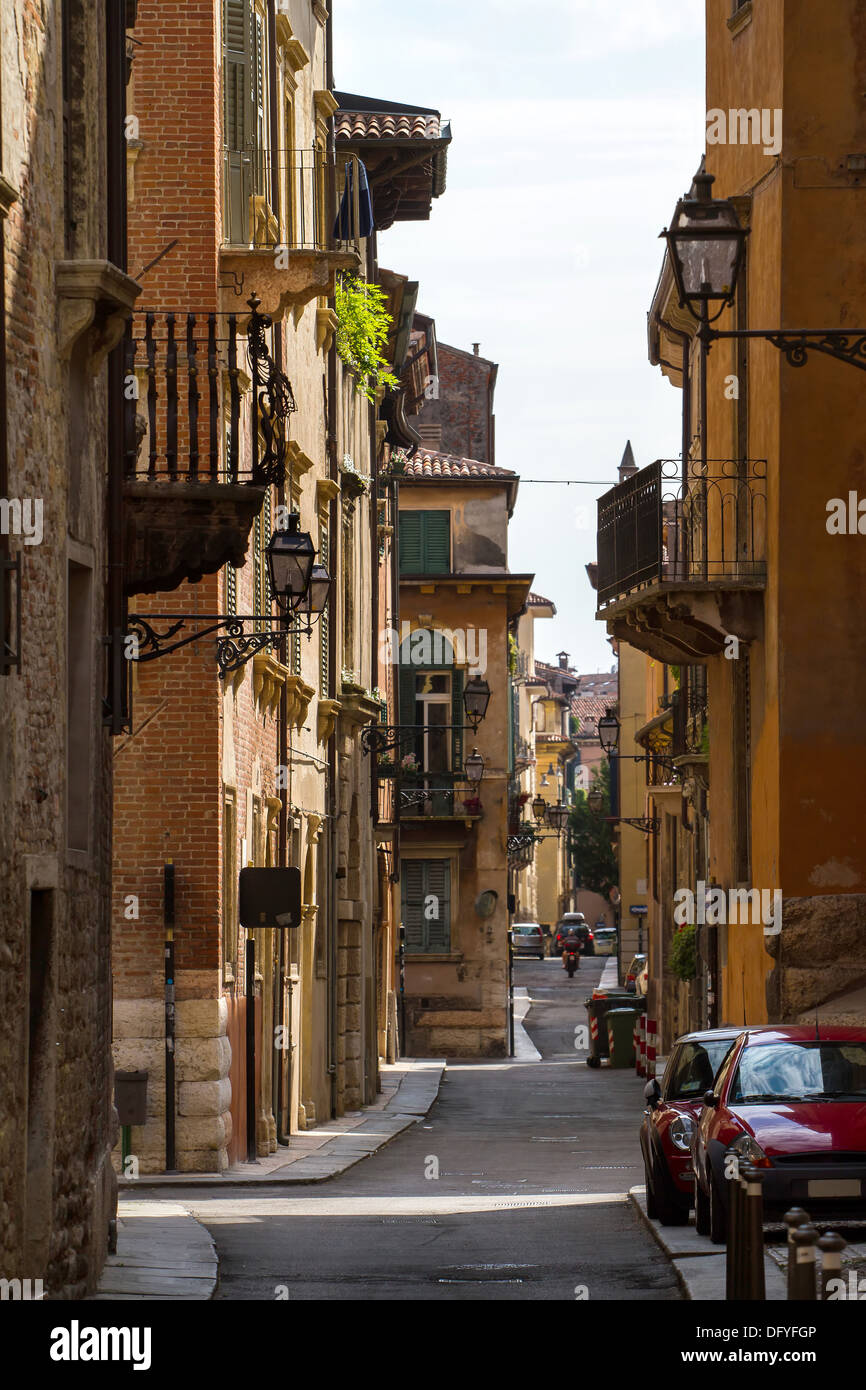 Vieille rue étroite dans la petite ville italienne Banque D'Images