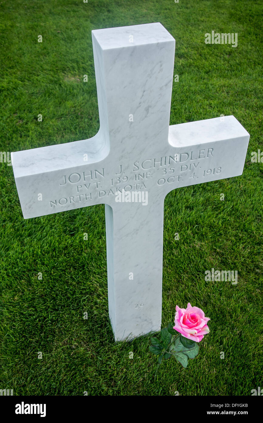Rose à tombe d'un soldat de la Première Guerre mondiale à Meuse-Argonne American Cemetery and Memorial, Romagne-sous-Montfaucon, France Banque D'Images