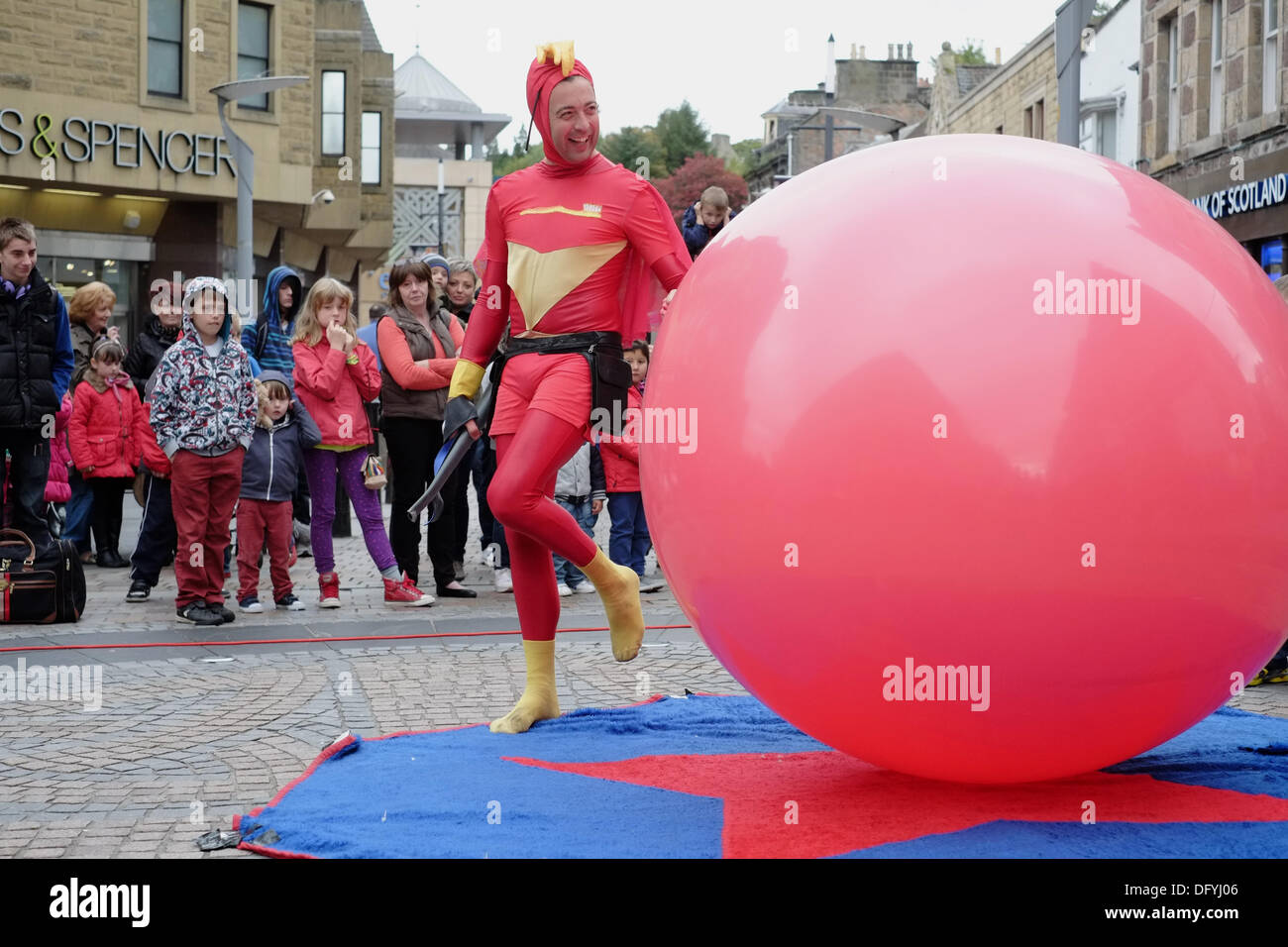 Inverness, Scotland, UK. 10 Oct, 2013. L'Ballonatic Inverness sur High Street. Le Austrailian exécutant est l'un des nombreux actes d'effectuer dans l'Inverness Festival de théâtre de rue organisé par le centre commercial Eastgate et l'Inverness Business Improvement District (BID). Crédit : Thomas Bisset/Alamy Live News Banque D'Images