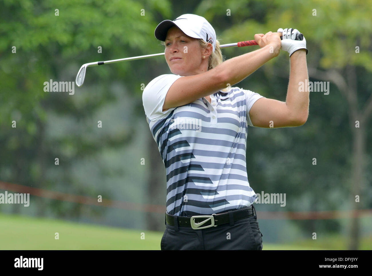 Kuala Lumpur, Malaisie. 10 Oct, 2013. Suzann Pettersen de Norvège hits sa troisième tournée pendant le LPGA Sime Darby du Kuala Lumpur Golf and Country Club. Credit : Action Plus Sport/Alamy Live News Banque D'Images