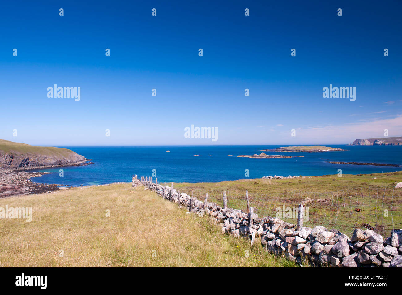 Mur de pierres sèches, une digue à la mer, les falaises et les petits états insulaires Banque D'Images