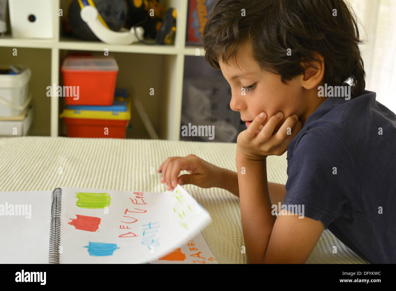 Garçon regardant son sketchbook Banque D'Images