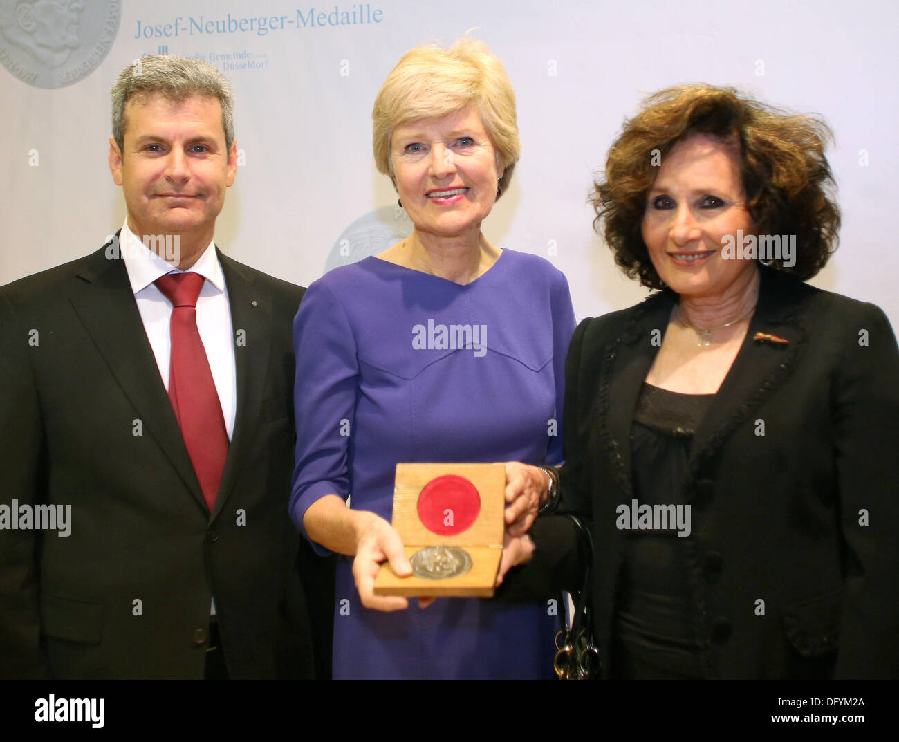 Düsseldorf, Allemagne. 10 Oct, 2013. L'éditeur allemand Friede Springer (C) se tient entre Oded Horowitz (L) et Ruth Rubinstein comme elle est présentée avec le Josef-Neuberger-médaille décernée par la congrégation juive à Duesseldorf, Allemagne, 10 octobre 2013. Le prix honneur non juives éminentes qui ont rendu des services exceptionnels à la communauté juive. Photo : Roland Weihrauch/dpa/Alamy Live News Banque D'Images