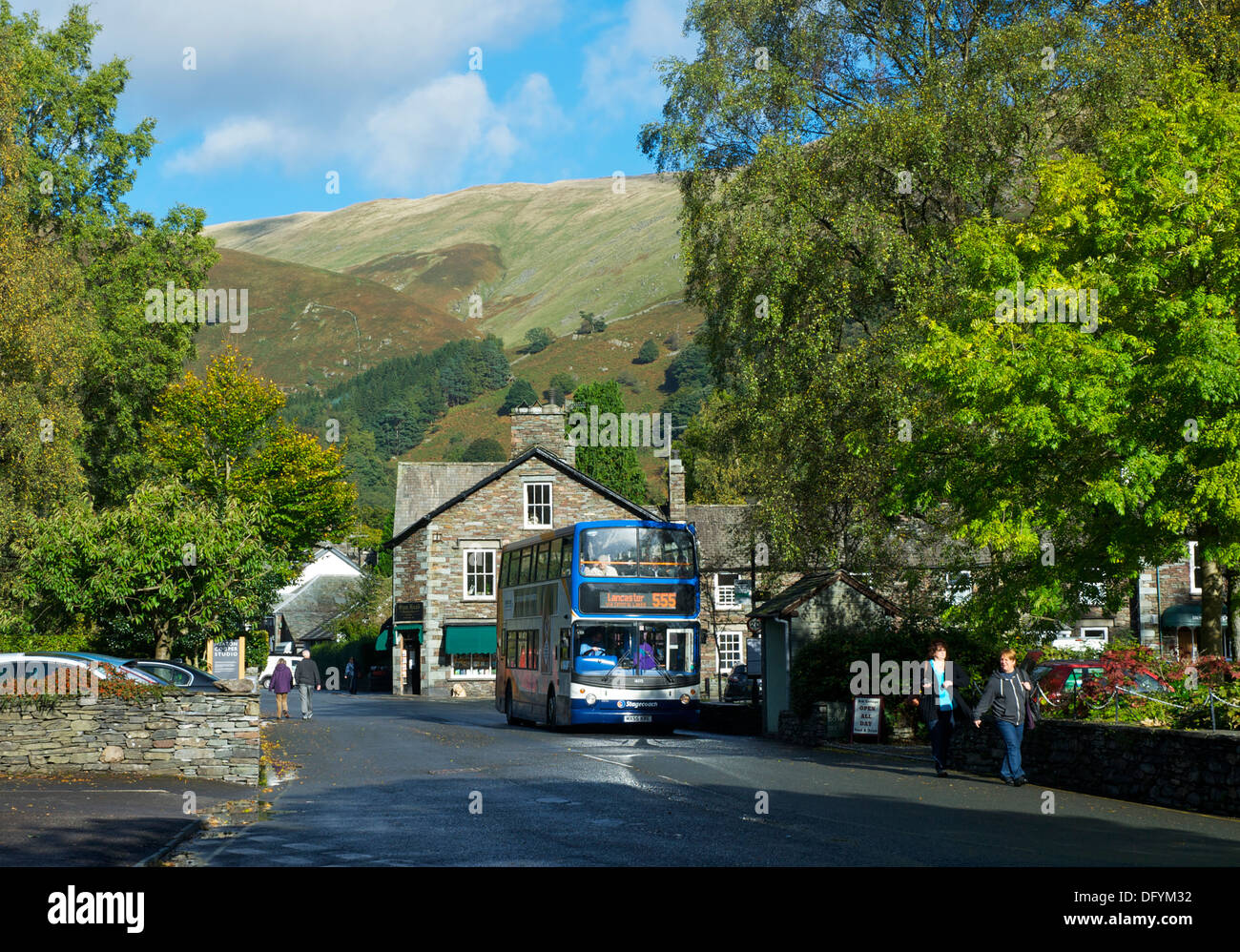 Bus à impériale à Grasmere village, Parc National de Lake District, Cumbria, Angleterre, Royaume-Uni Banque D'Images