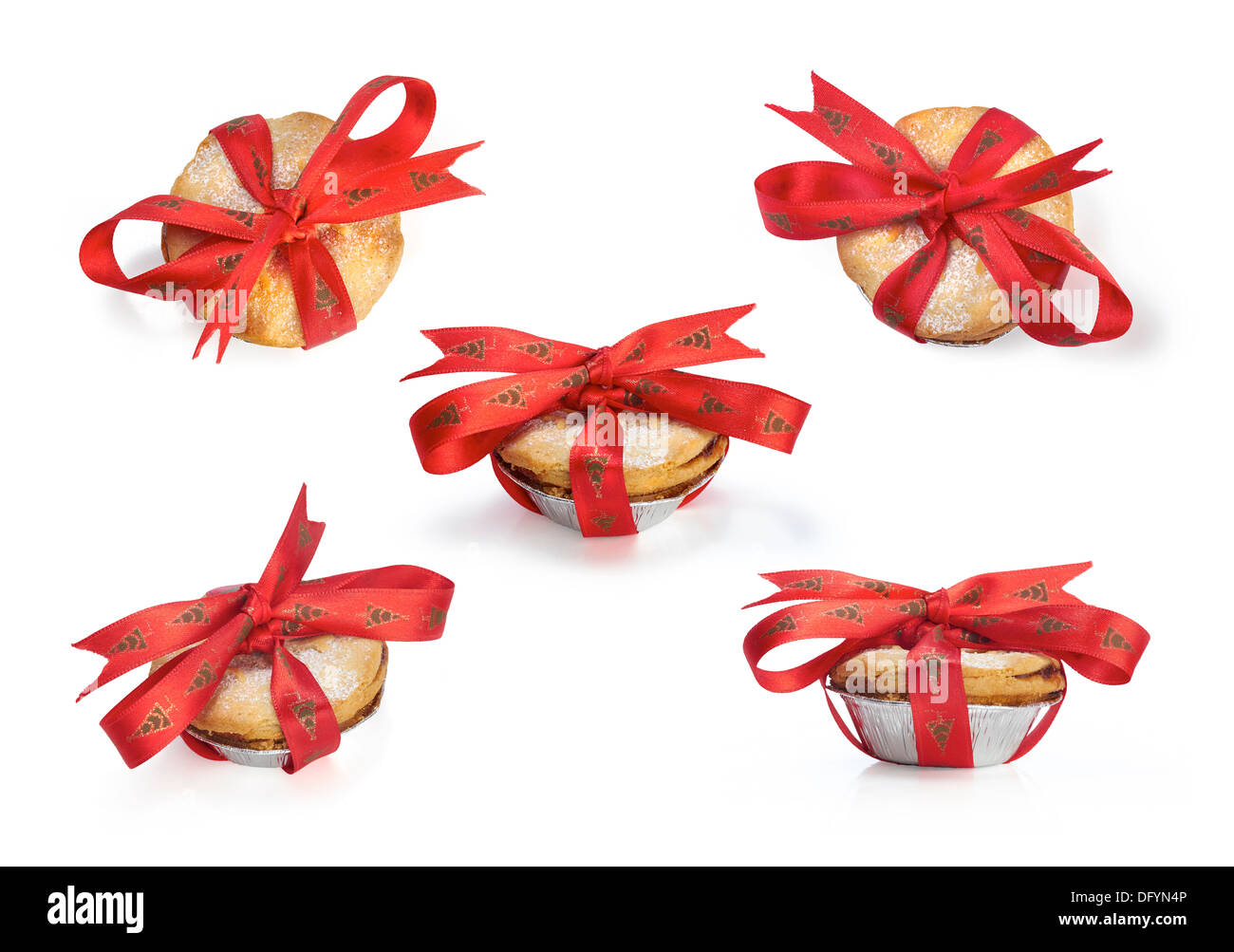 Une sélection de petits pâtés de Noël sucré avec un ruban rouge attaché autour d'eux sur un fond blanc. Banque D'Images