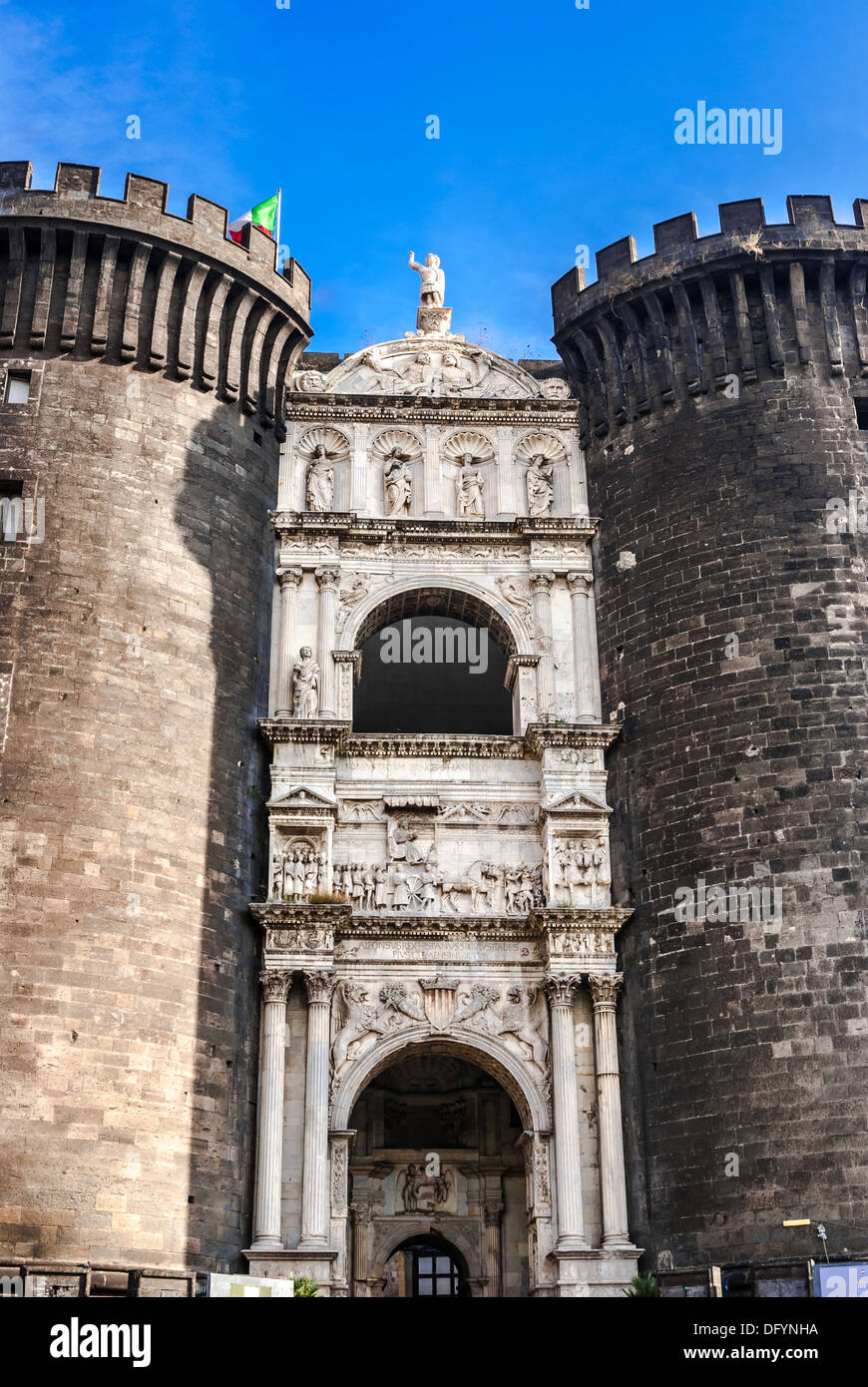 Sculptures à l'entrée principale de Castel Nuovo, moyen age forteresse et son arc de triomphe, Naples, Italie Banque D'Images