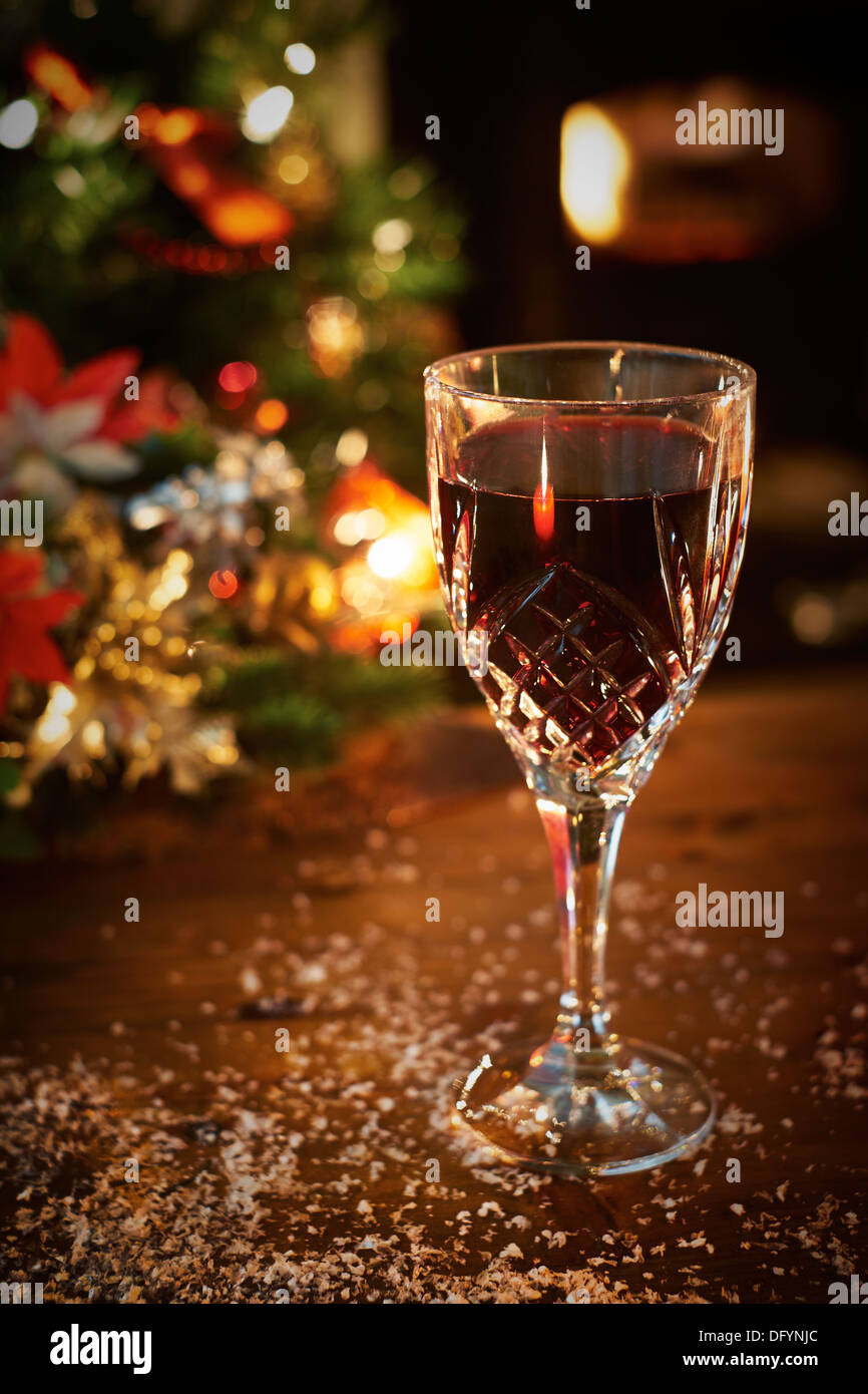 Une scène de l'arbre de Noël dans la nuit avec un verre de vin rouge et de la décoration de Noël. Banque D'Images