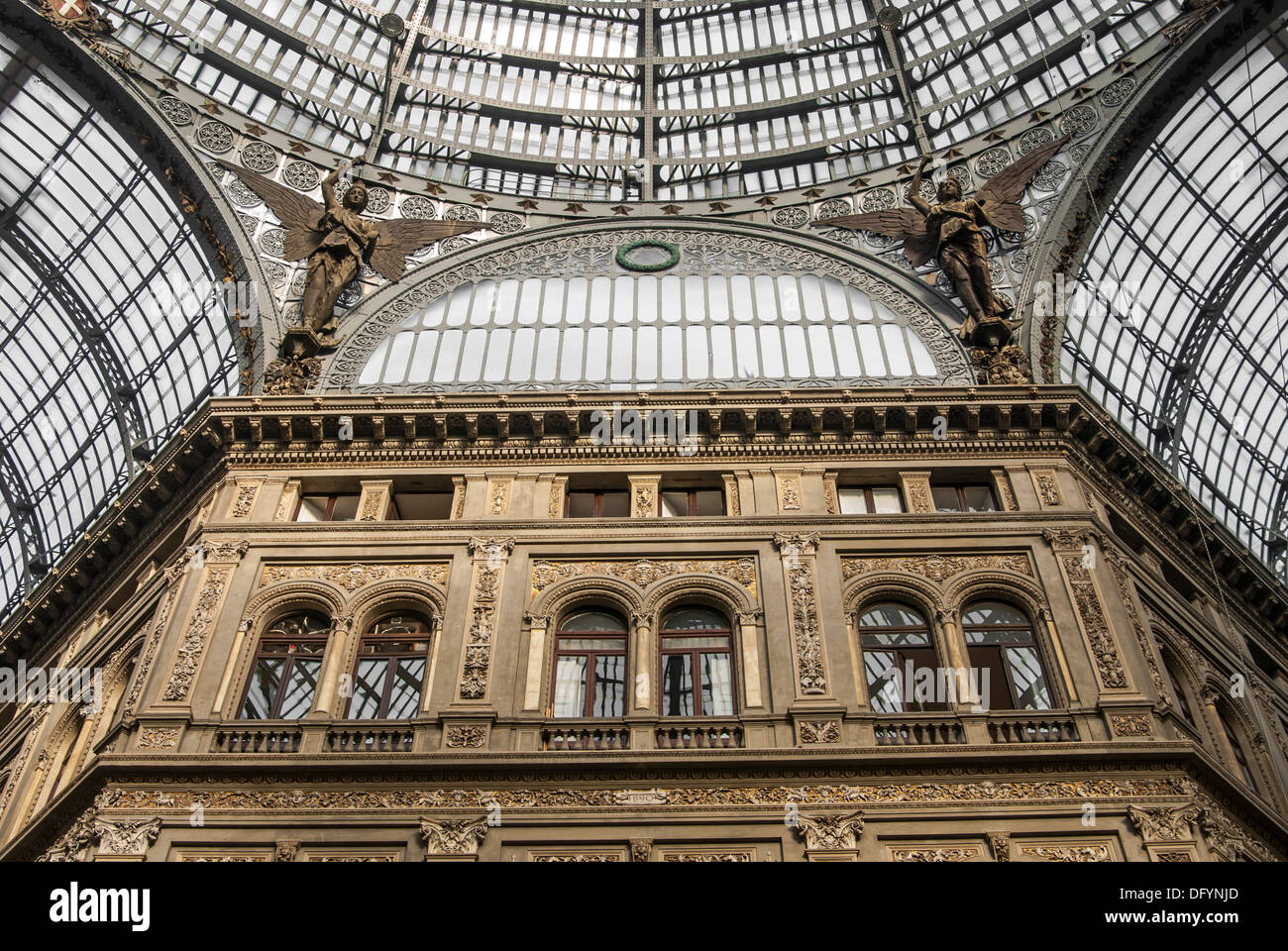 Détail de la verrière du Galleria Umberto I, un 19e siècle galerie publique à Naples, Italie Banque D'Images