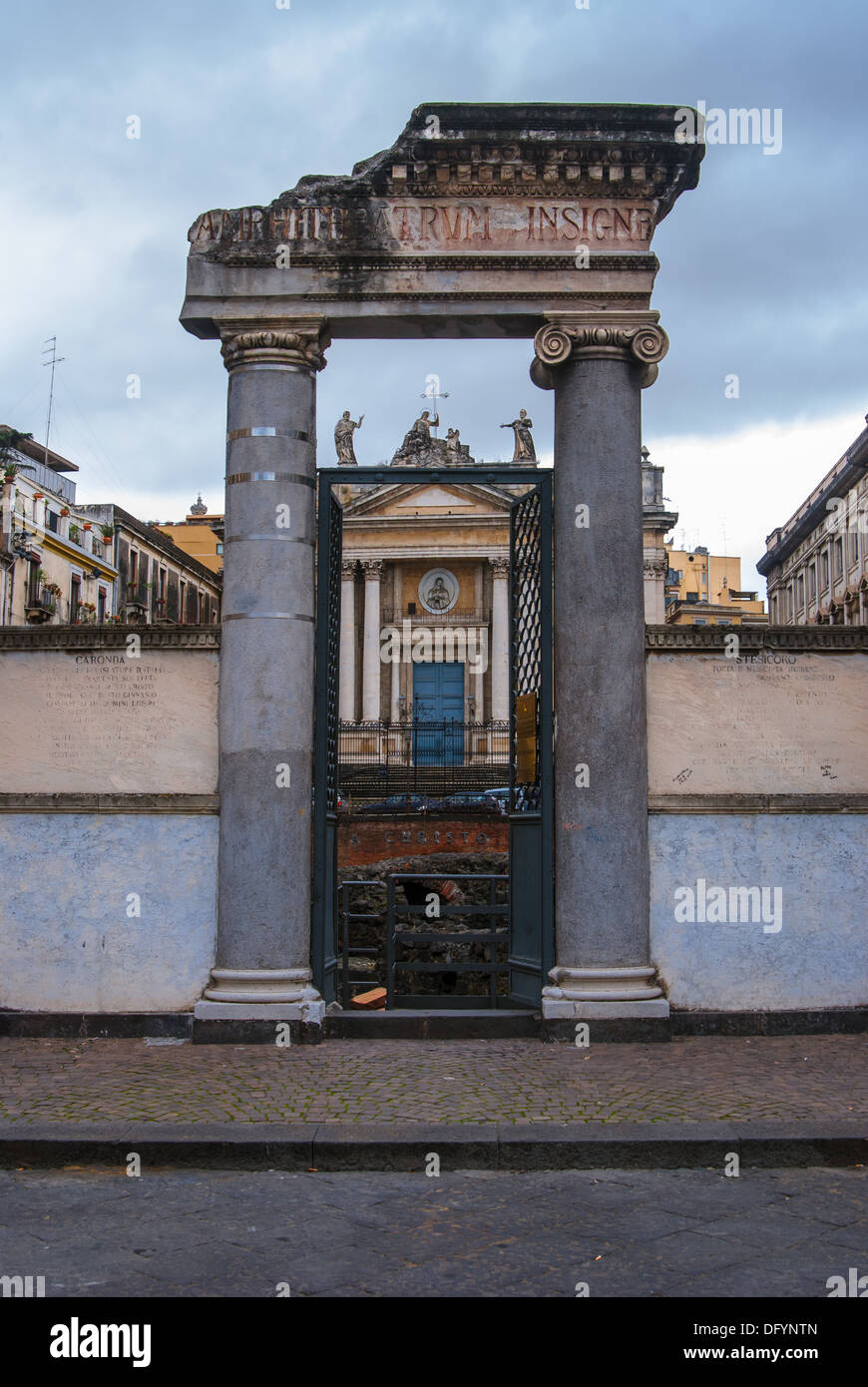 Les colonnes antiques et les vestiges de l'amphithéâtre romain à la Piazza Stesicoro (Stesicoro), Catania, Italie Banque D'Images