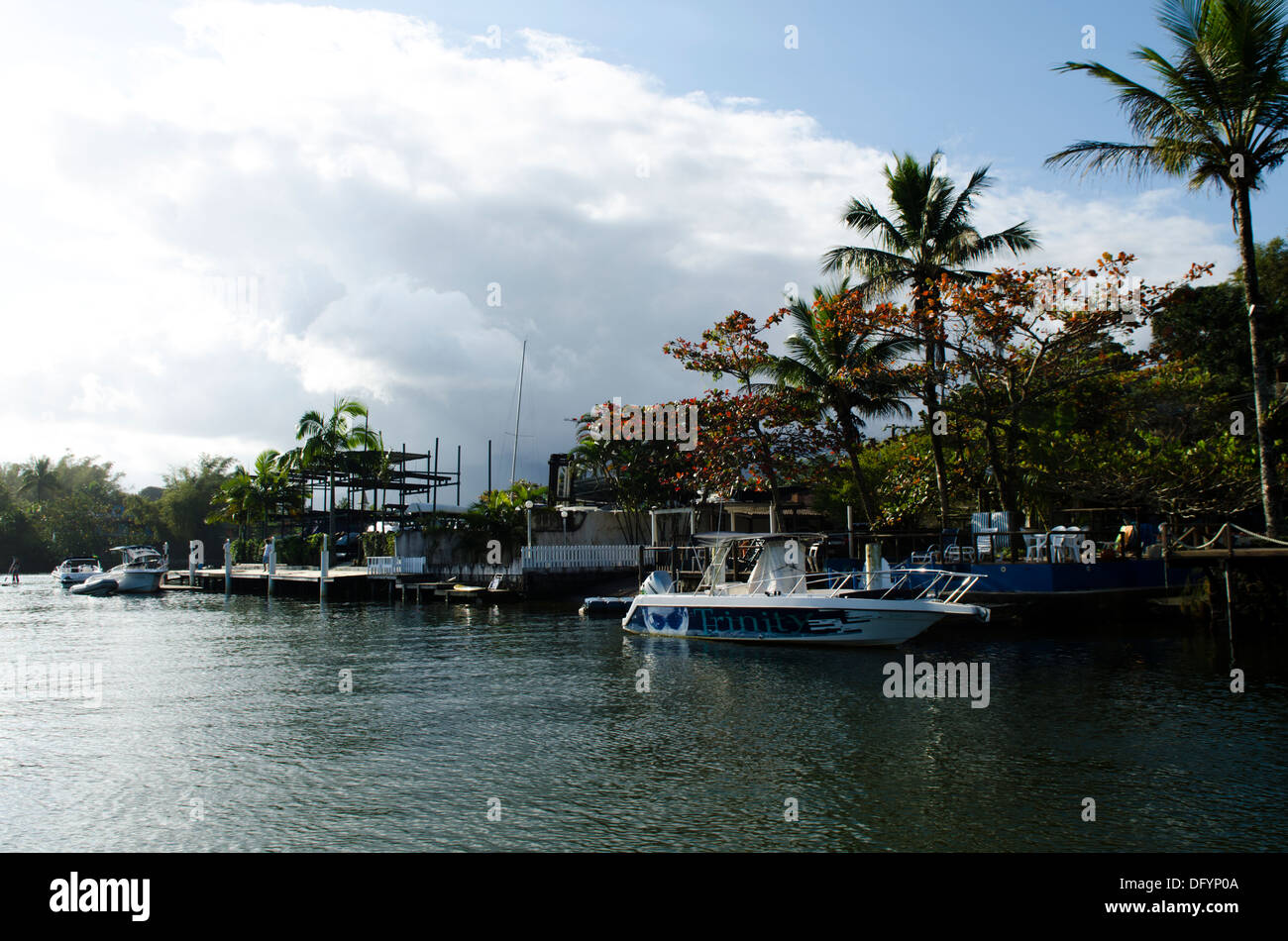 Barra do Una, Sao Sebastiao, Sao Paulo, Brésil côte. Canal de la rivière. Banque D'Images
