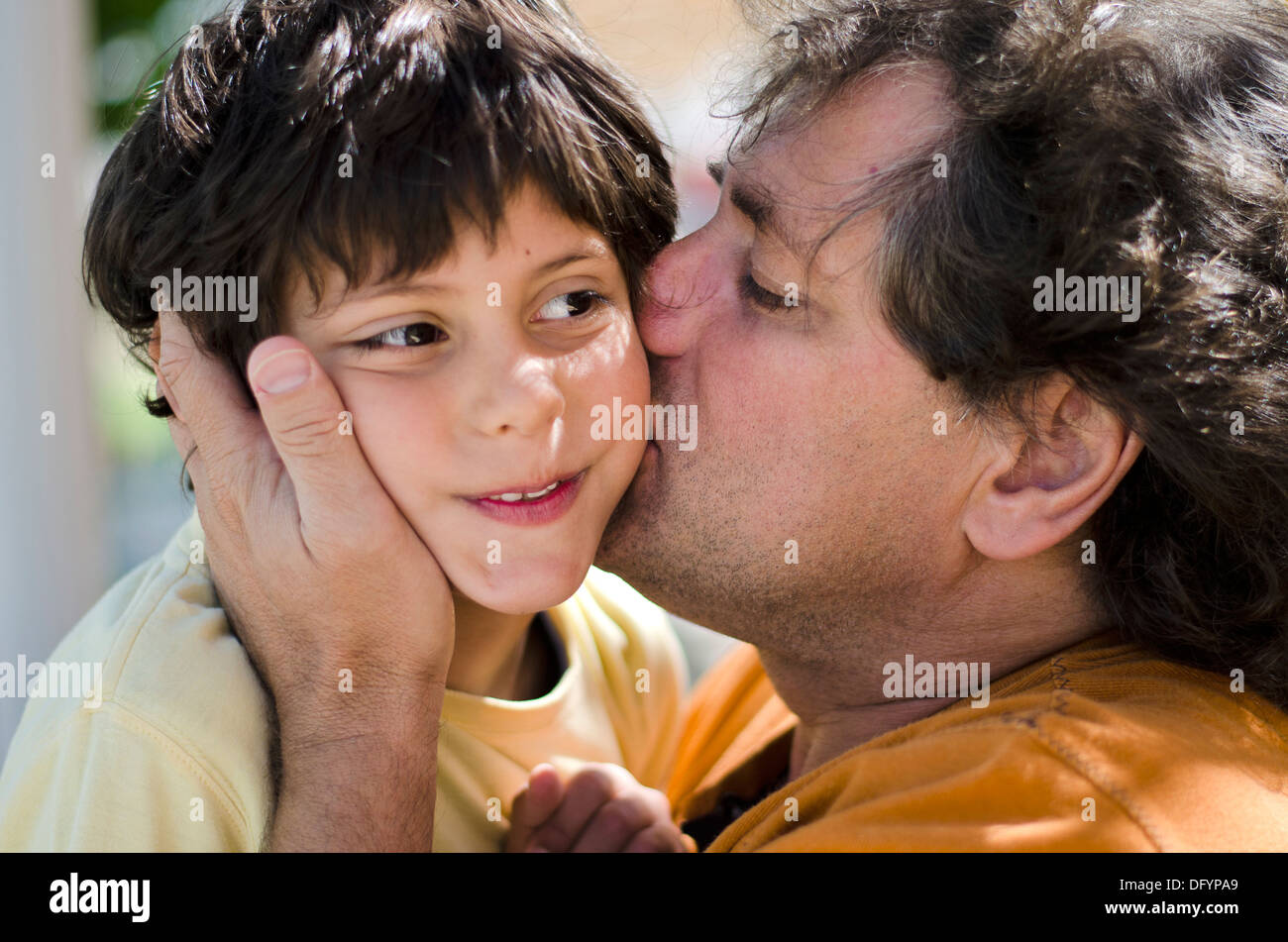 Père embrassant tendrement son fils Banque D'Images