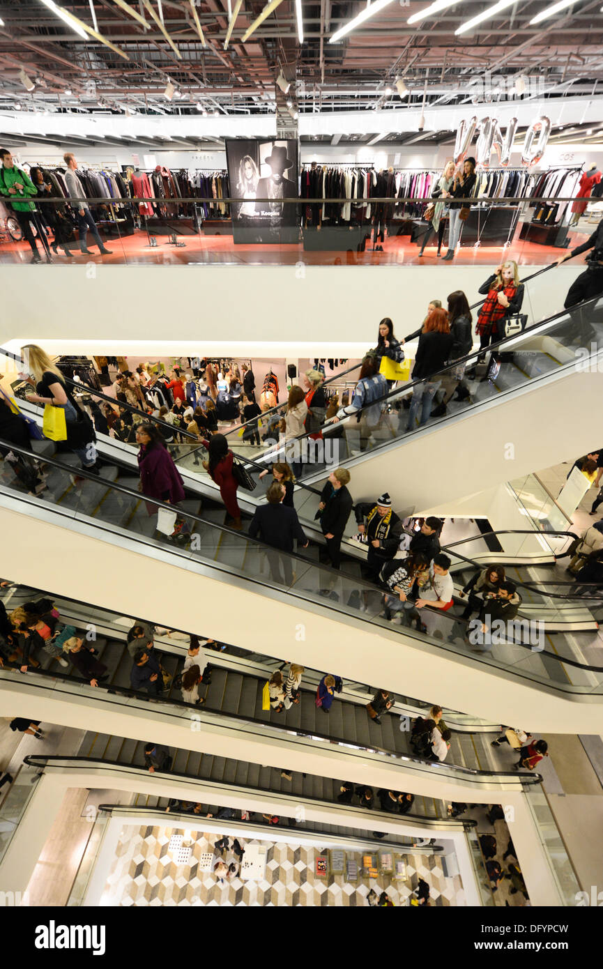 Manchester, UK. 10 Oct, 2013. Shoppers affluent au magasin Selfridges dans le centre-ville de Manchester, dans le cadre de la 2013 Vogue fashion's Night Out, l'événement de bienfaisance à l'appui de Save the Children et de l'habiller pour le succès. Plus de 150 détaillants tenue shopping événements, marchés en plein air et de musique dans le centre-ville. Credit : Russell Hart/Alamy Live News. Banque D'Images